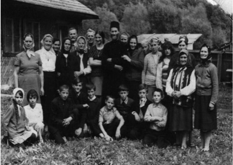Părintele în mijllocul consătenilor săi la hramul din anul 1973 Părintele Justin Pârvu și satul românesc