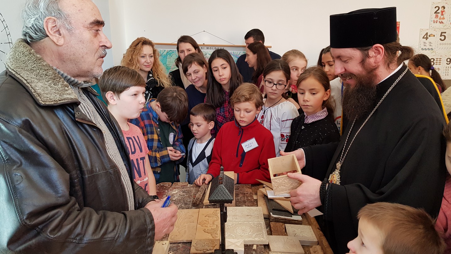 „Tabăra din pridvorul satului” la Tişăuţi: PS Părinte Damaschin Dorneanul, în mijlocul participanților