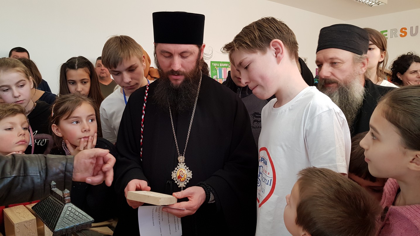„Tabăra din pridvorul satului” la Tişăuţi: PS Părinte Damaschin Dorneanul, în mijlocul participanților