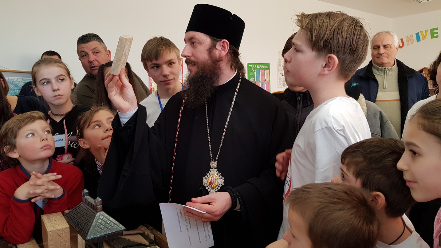 „Tabăra din pridvorul satului” la Tişăuţi: PS Părinte Damaschin Dorneanul, în mijlocul participanților