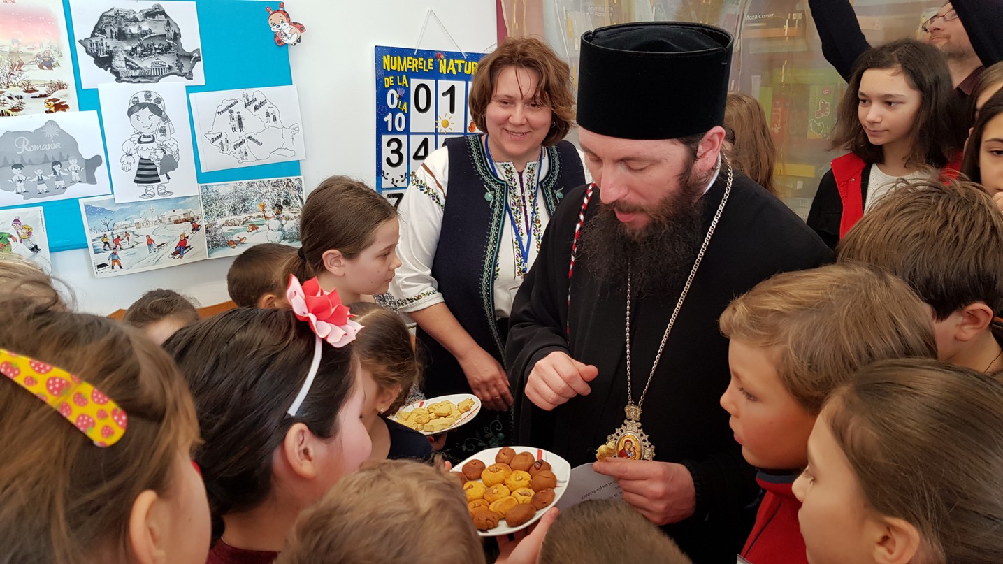 „Tabăra din pridvorul satului” la Tişăuţi: PS Părinte Damaschin Dorneanul, în mijlocul participanților