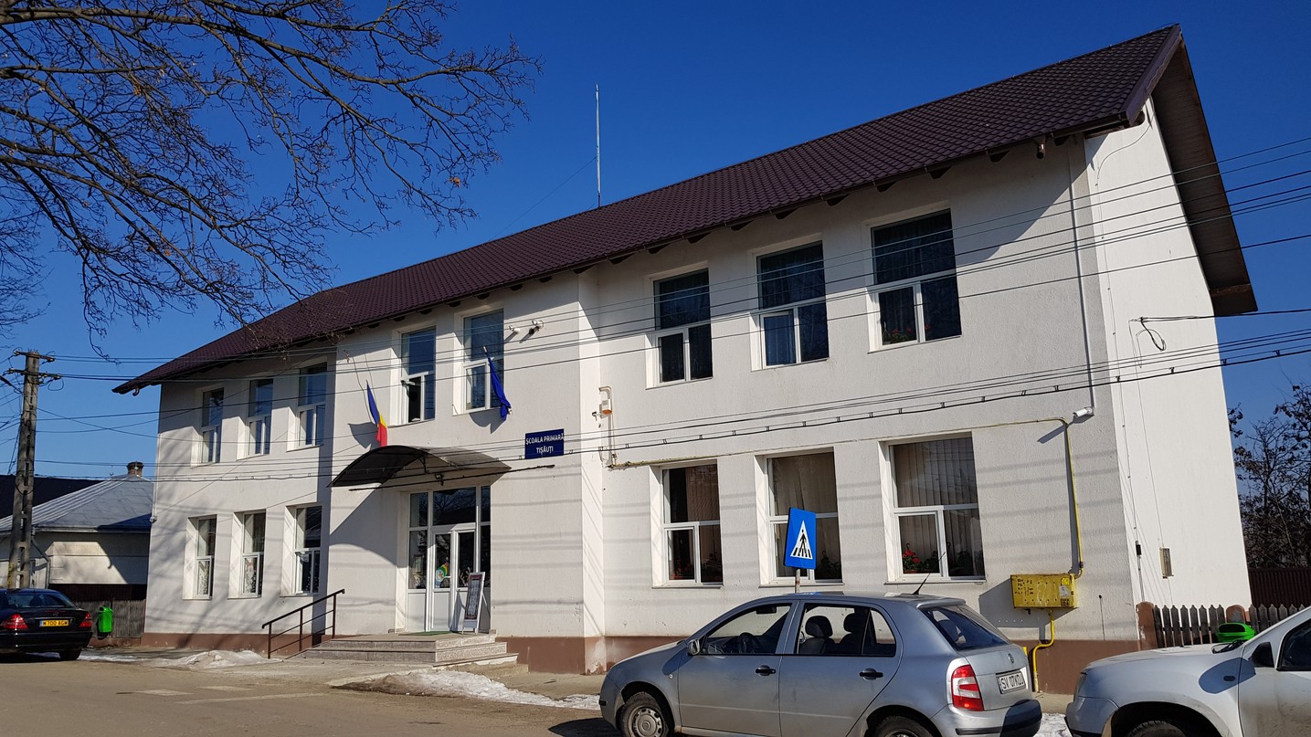 „Tabăra din pridvorul satului” la Tişăuţi: PS Părinte Damaschin Dorneanul, în mijlocul participanților