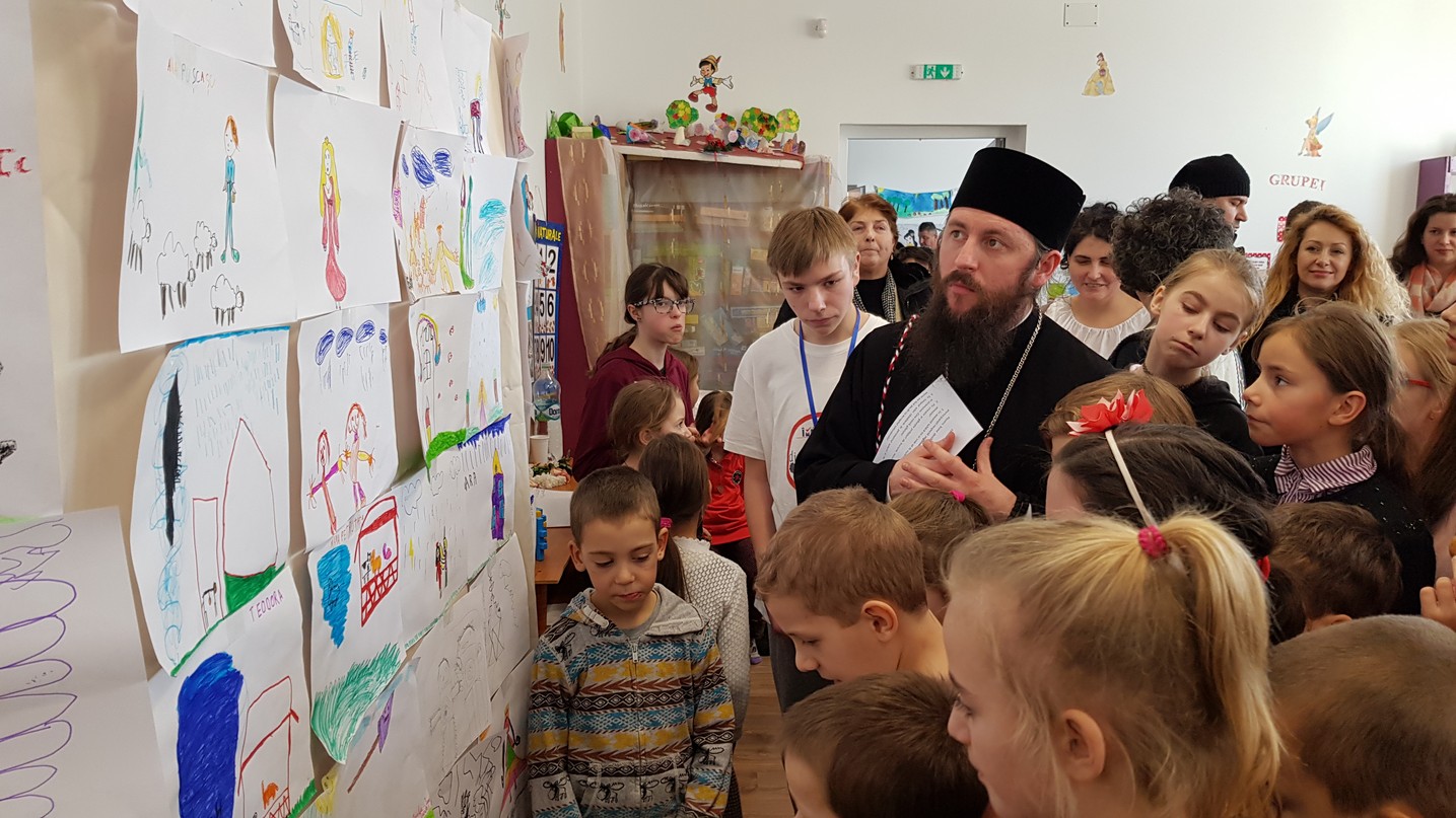 „Tabăra din pridvorul satului” la Tişăuţi: PS Părinte Damaschin Dorneanul, în mijlocul participanților