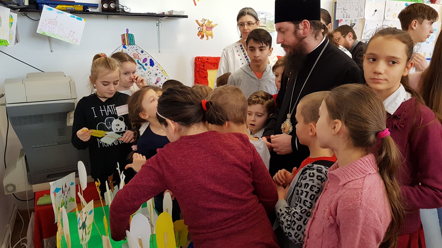 „Tabăra din pridvorul satului” la Tişăuţi: PS Părinte Damaschin Dorneanul, în mijlocul participanților