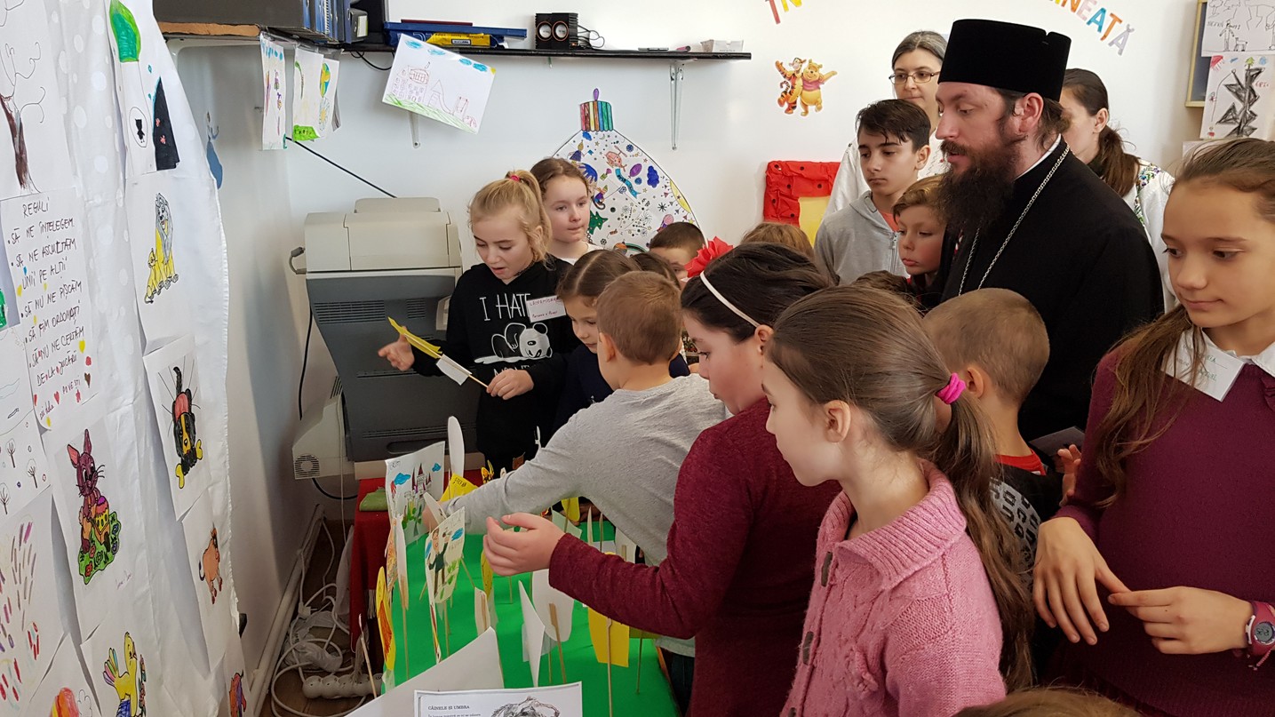 „Tabăra din pridvorul satului” la Tişăuţi: PS Părinte Damaschin Dorneanul, în mijlocul participanților