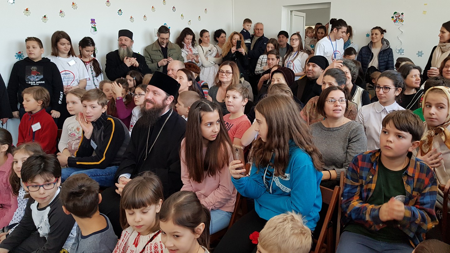 „Tabăra din pridvorul satului” la Tişăuţi: PS Părinte Damaschin Dorneanul, în mijlocul participanților
