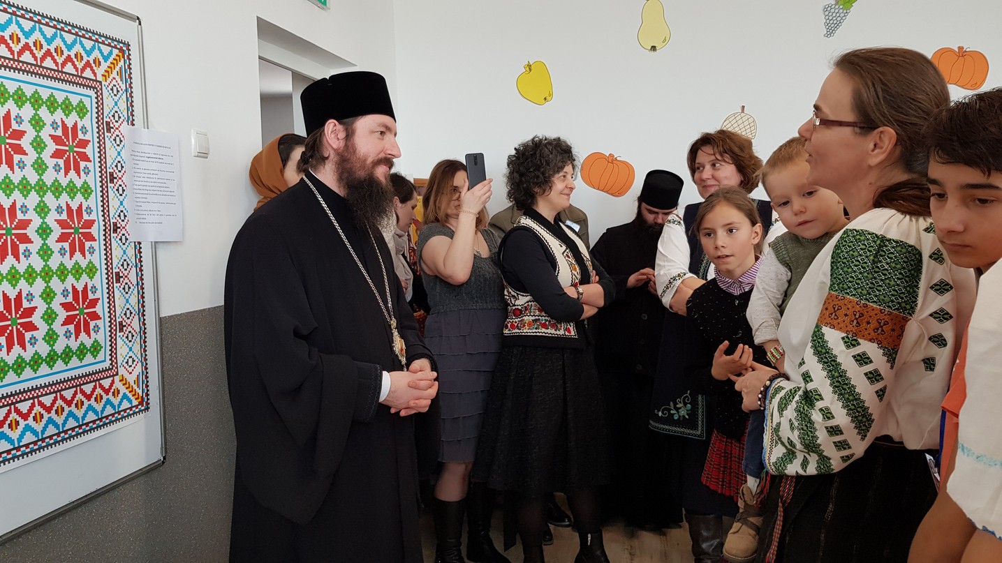 „Tabăra din pridvorul satului” la Tişăuţi: PS Părinte Damaschin Dorneanul, în mijlocul participanților