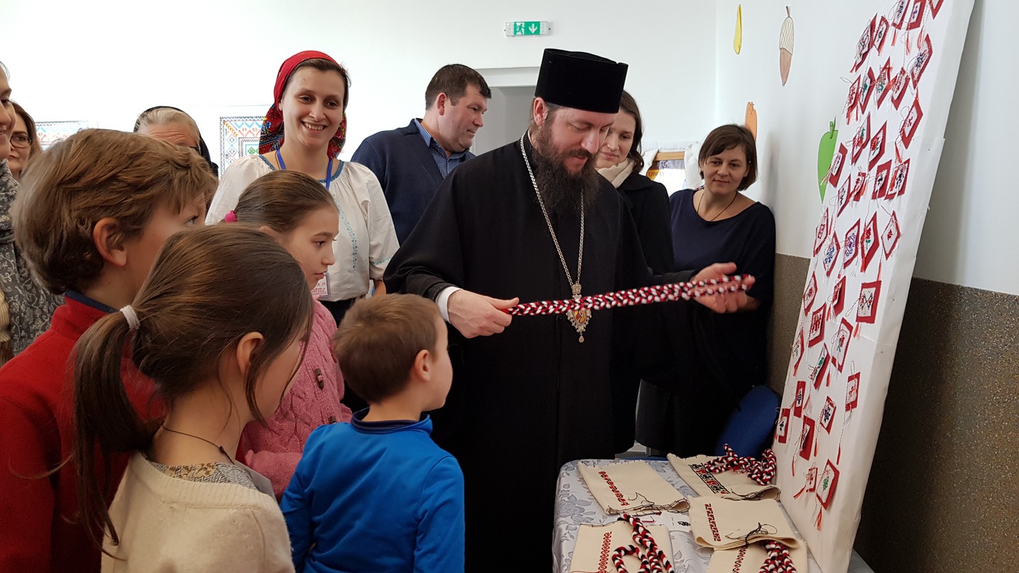 „Tabăra din pridvorul satului” la Tişăuţi: PS Părinte Damaschin Dorneanul, în mijlocul participanților