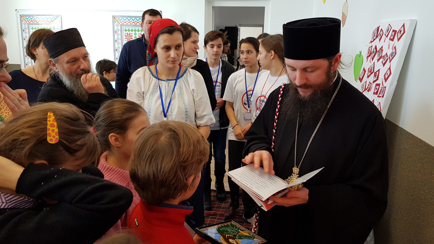 „Tabăra din pridvorul satului” la Tişăuţi: PS Părinte Damaschin Dorneanul, în mijlocul participanților