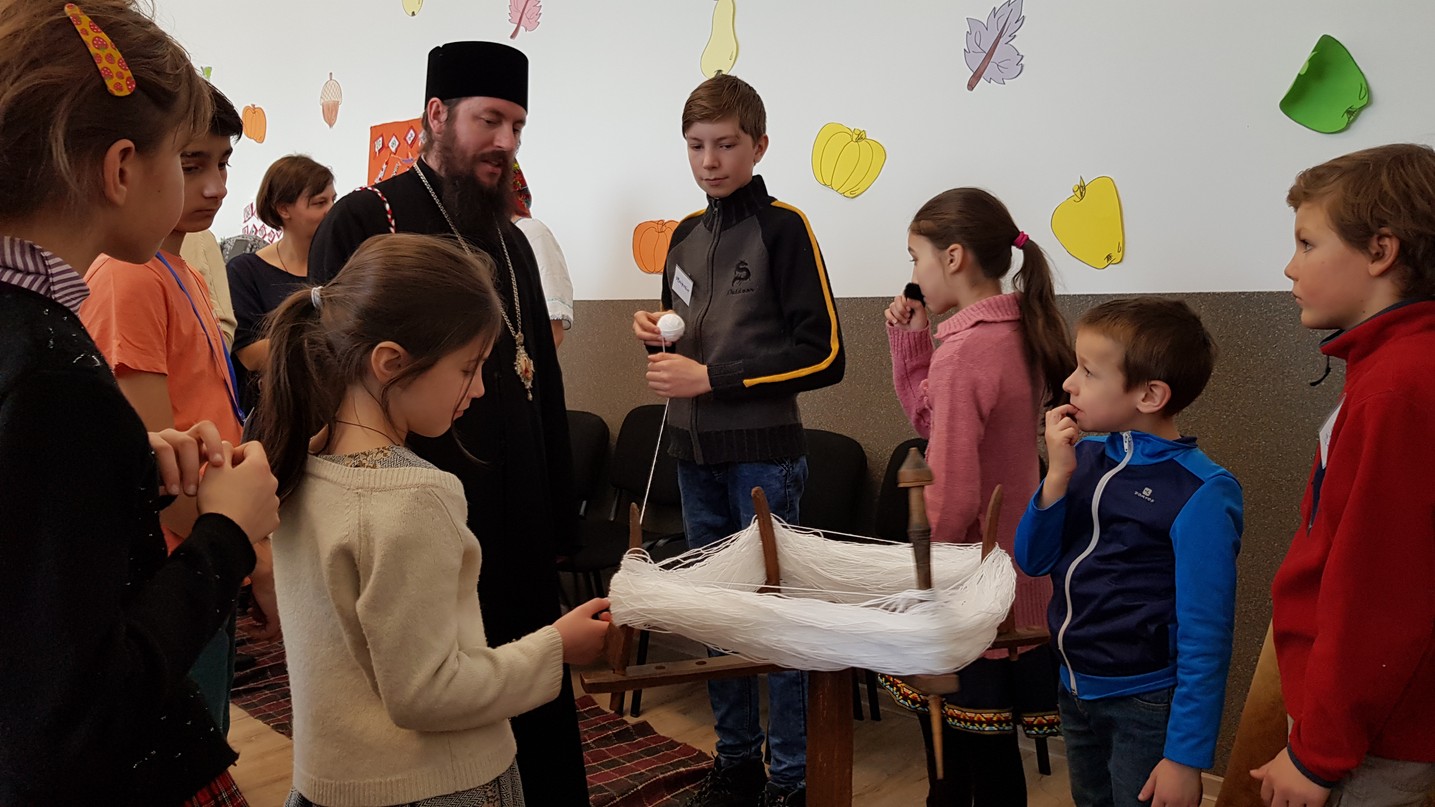 „Tabăra din pridvorul satului” la Tişăuţi: PS Părinte Damaschin Dorneanul, în mijlocul participanților