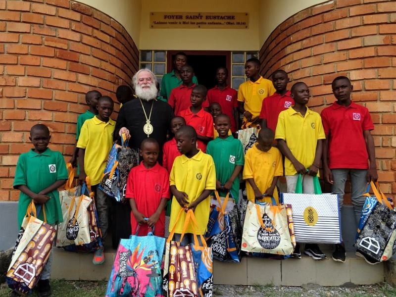 Patriarhul Alexandriei a luat masa cu orfanii din Dolisie