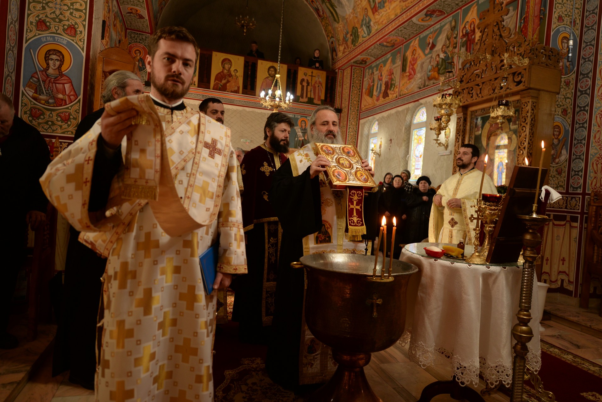 IPS Mitropolit Teofan a oficiat slujba Botezului pentru cel de-al șaptelea copil al preotului Ionuț Alexandru Figher