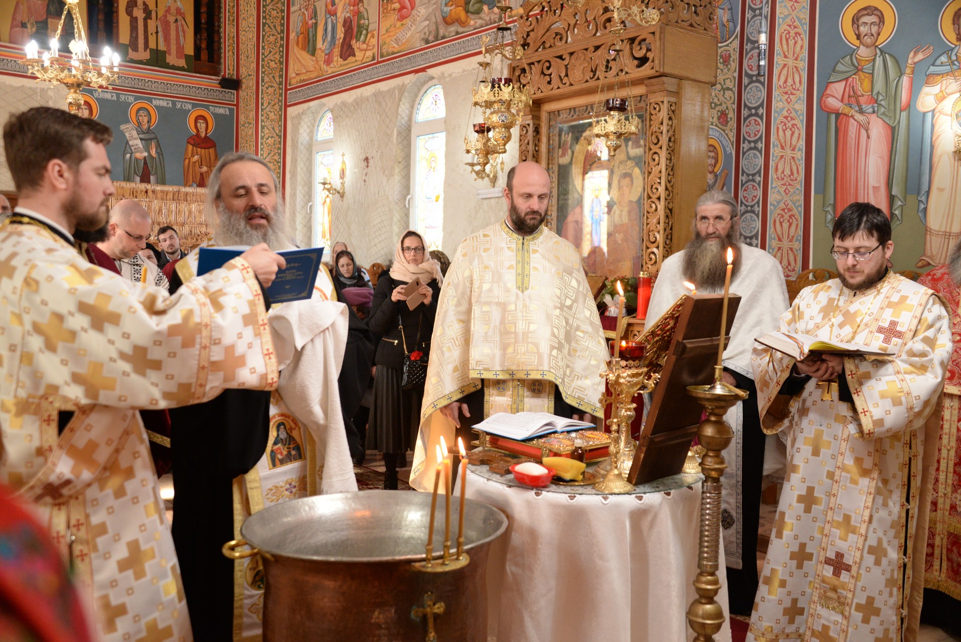 IPS Mitropolit Teofan a oficiat slujba Botezului pentru cel de-al șaptelea copil al preotului Ionuț Alexandru Figher