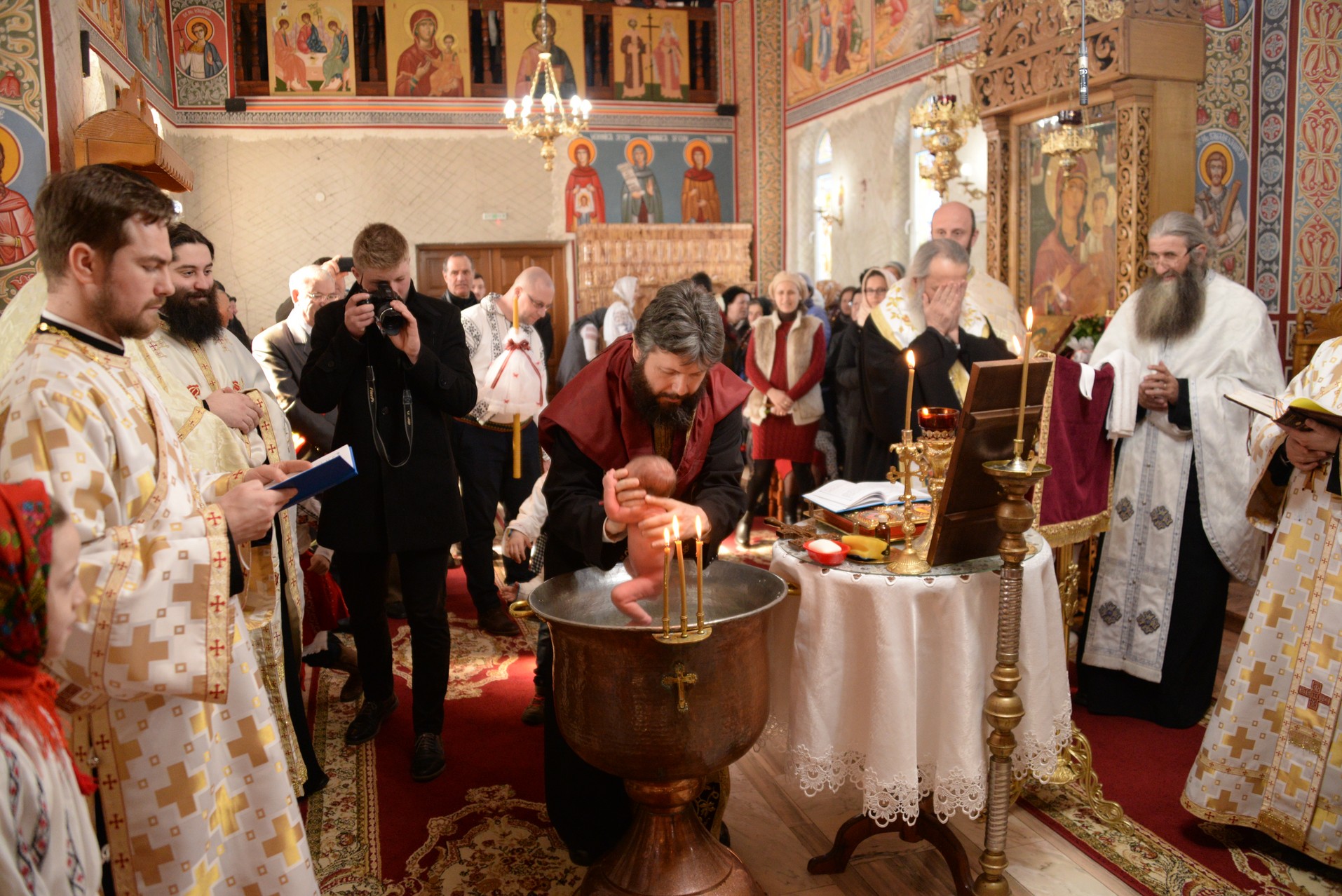 IPS Mitropolit Teofan a oficiat slujba Botezului pentru cel de-al șaptelea copil al preotului Ionuț Alexandru Figher