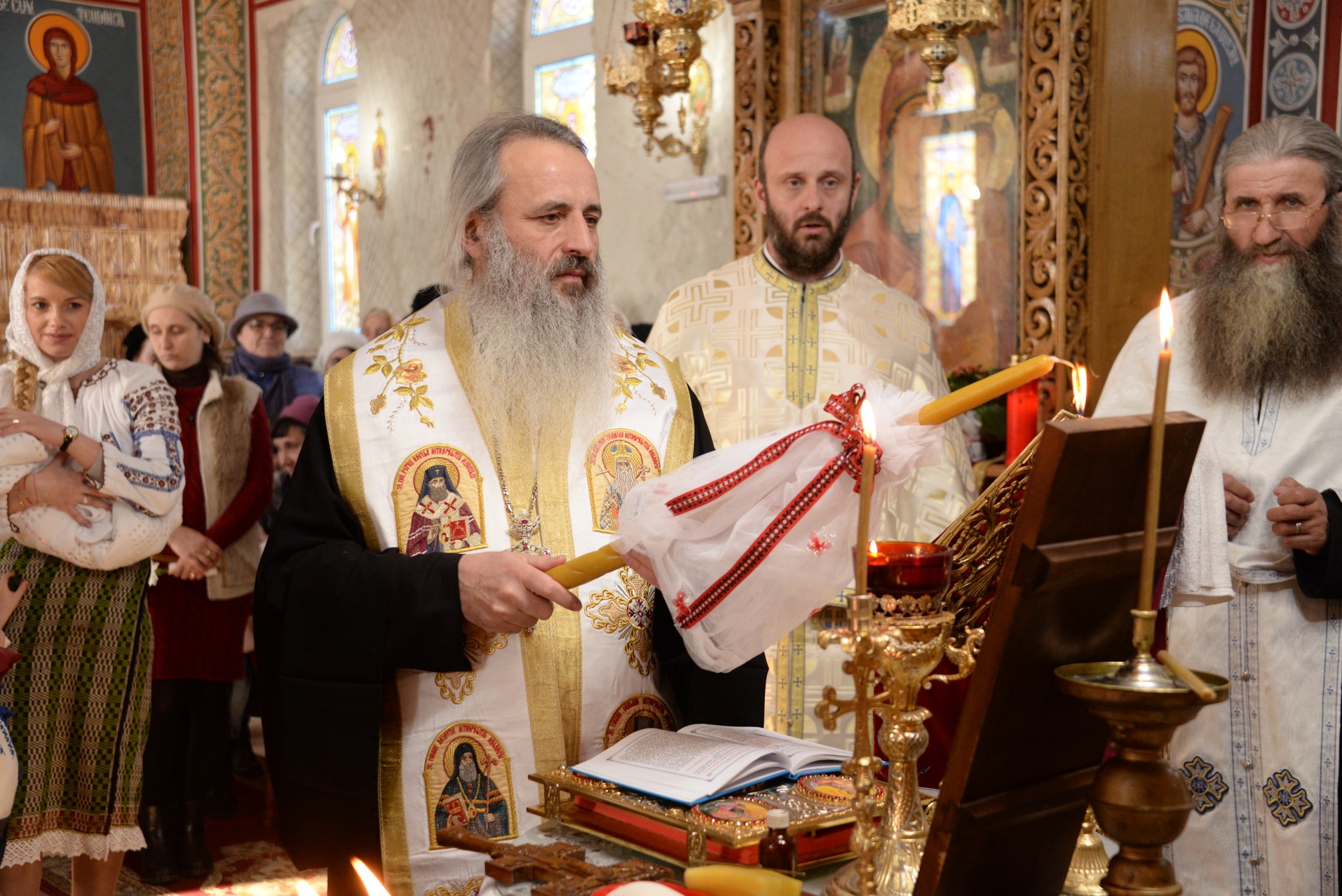 IPS Mitropolit Teofan a oficiat slujba Botezului pentru cel de-al șaptelea copil al preotului Ionuț Alexandru Figher