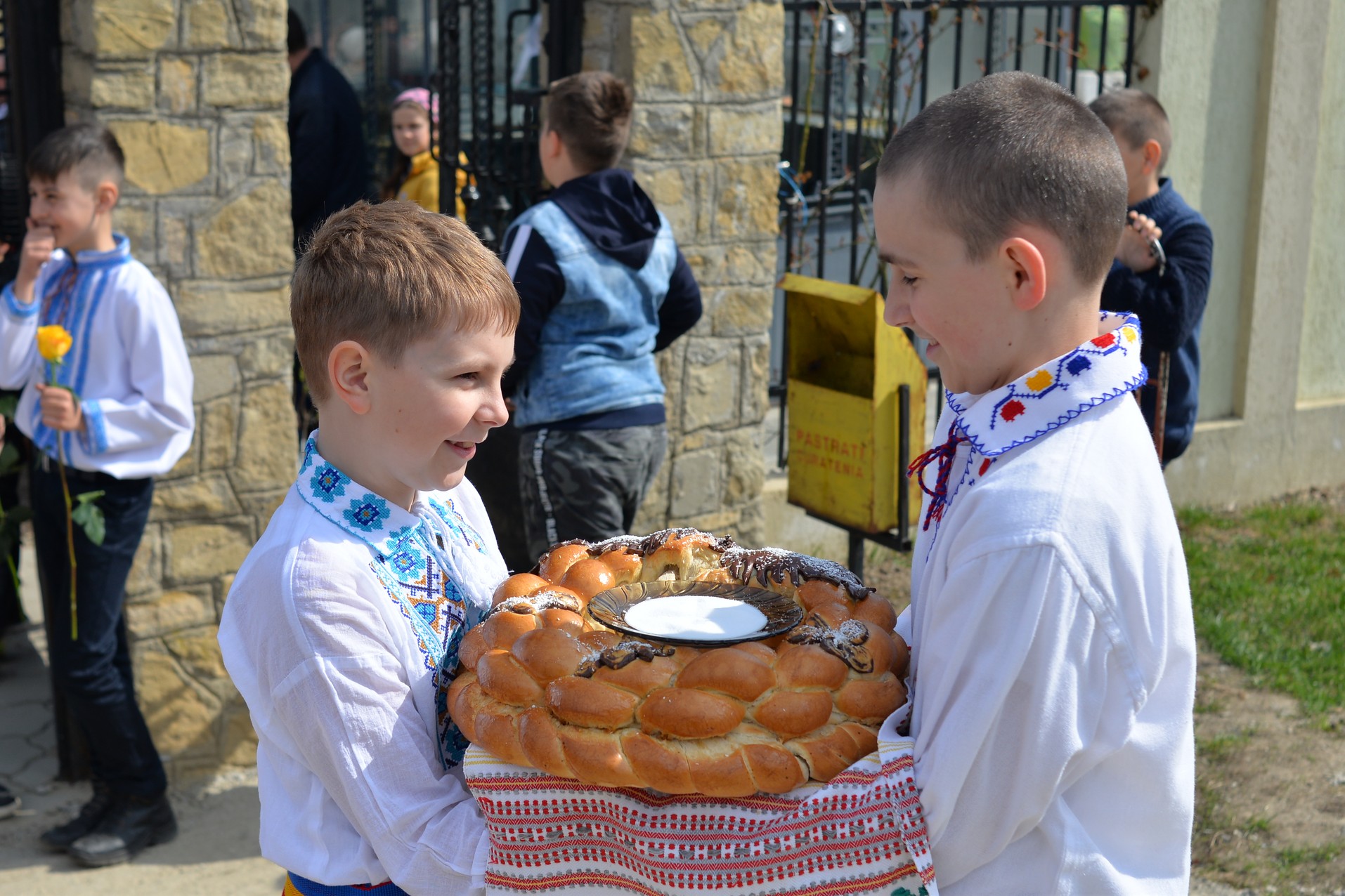 Vizite arhierești în Protopopiatul Hârlău. Al șaptelea copil al preotului Ionuț Găină a primit Taina Botezului