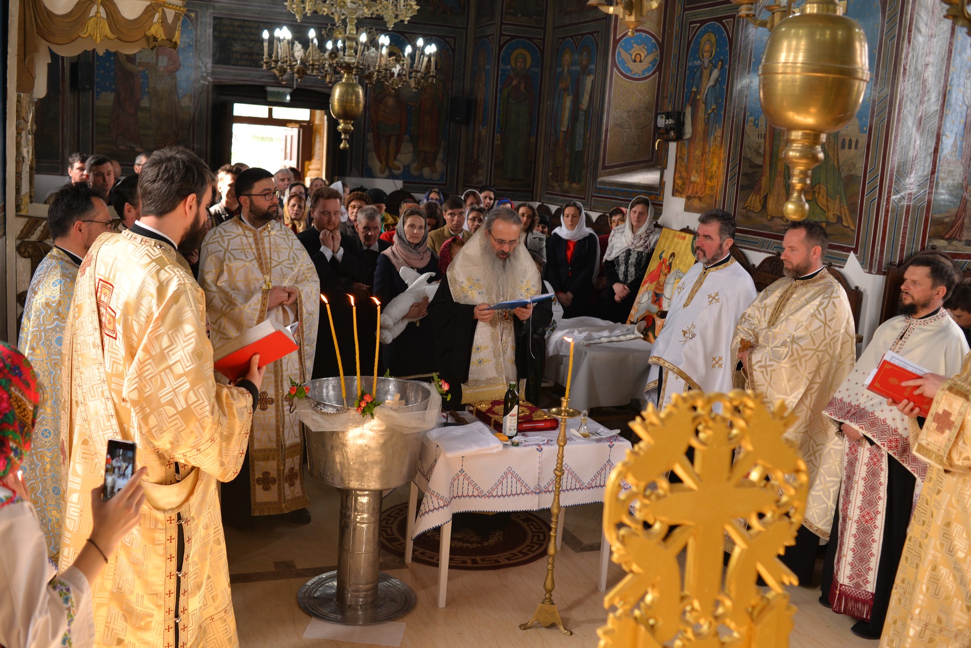 Vizite arhierești în Protopopiatul Hârlău. Al șaptelea copil al preotului Ionuț Găină a primit Taina Botezului