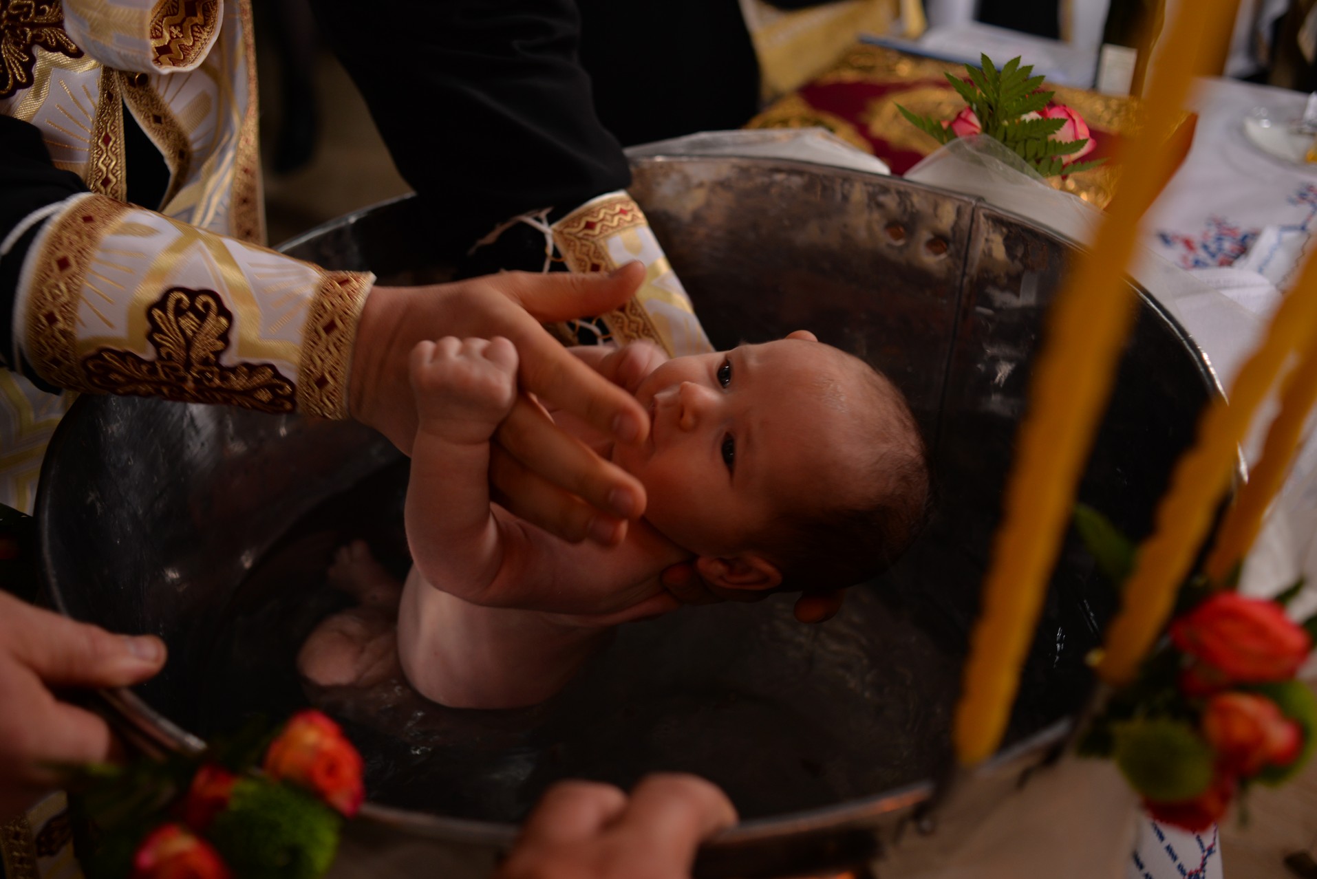 Vizite arhierești în Protopopiatul Hârlău. Al șaptelea copil al preotului Ionuț Găină a primit Taina Botezului