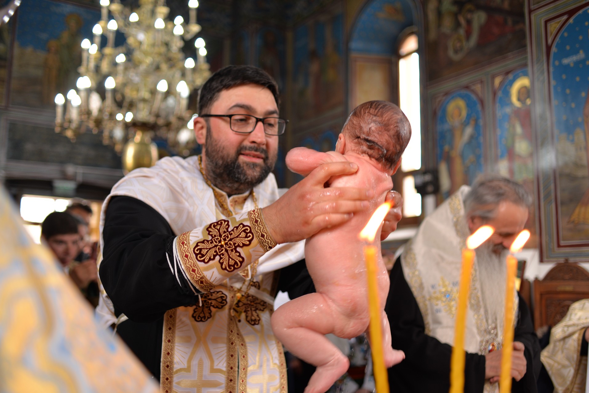 Vizite arhierești în Protopopiatul Hârlău. Al șaptelea copil al preotului Ionuț Găină a primit Taina Botezului