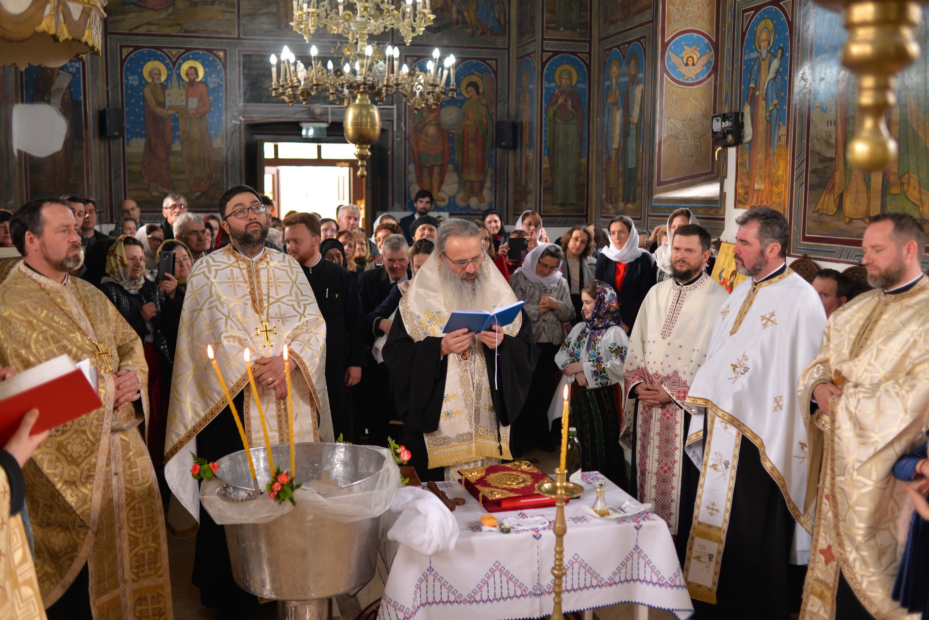 Vizite arhierești în Protopopiatul Hârlău. Al șaptelea copil al preotului Ionuț Găină a primit Taina Botezului