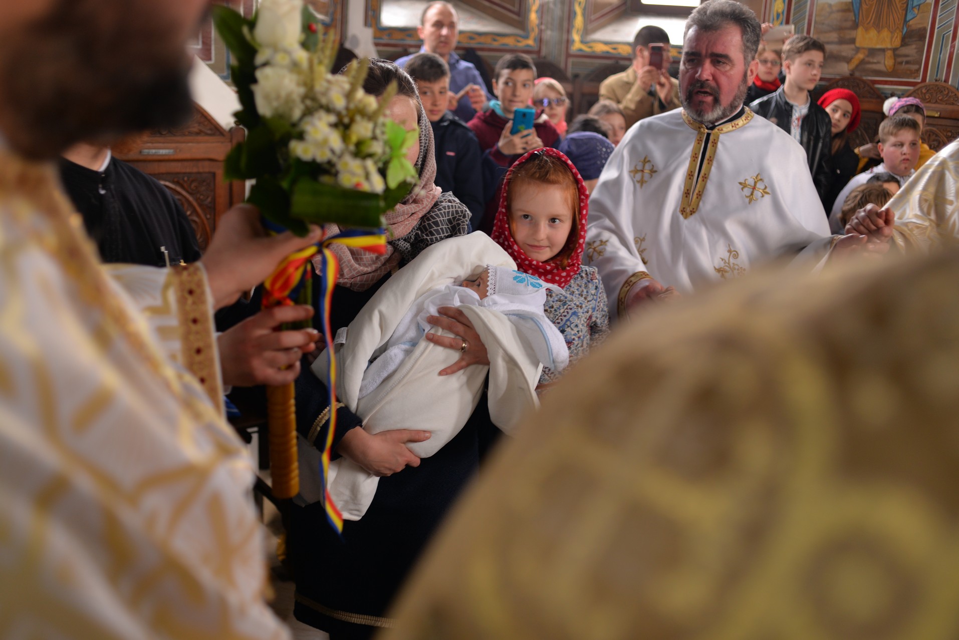 Vizite arhierești în Protopopiatul Hârlău. Al șaptelea copil al preotului Ionuț Găină a primit Taina Botezului