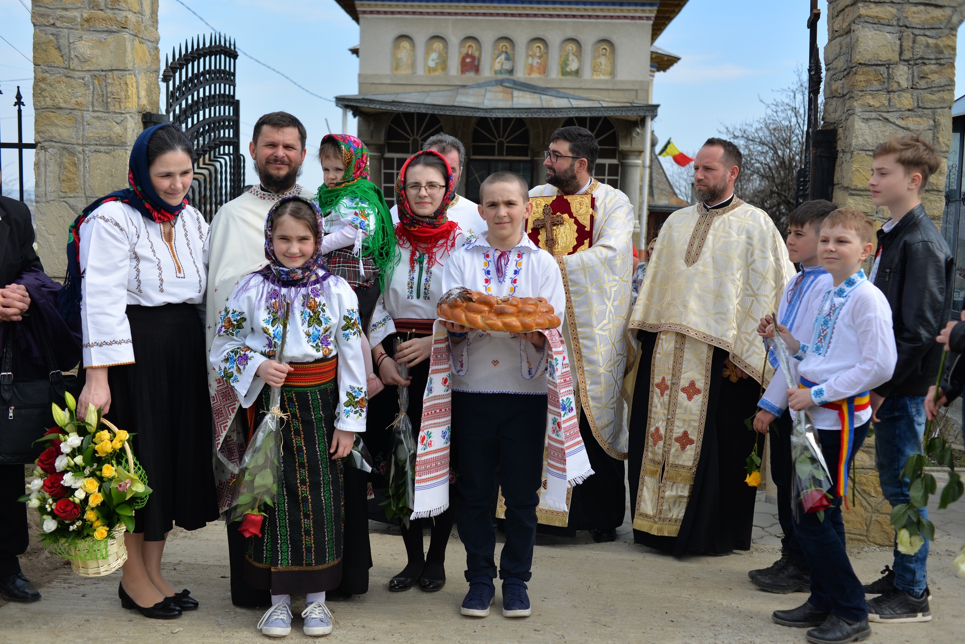 Vizite arhierești în Protopopiatul Hârlău. Al șaptelea copil al preotului Ionuț Găină a primit Taina Botezului
