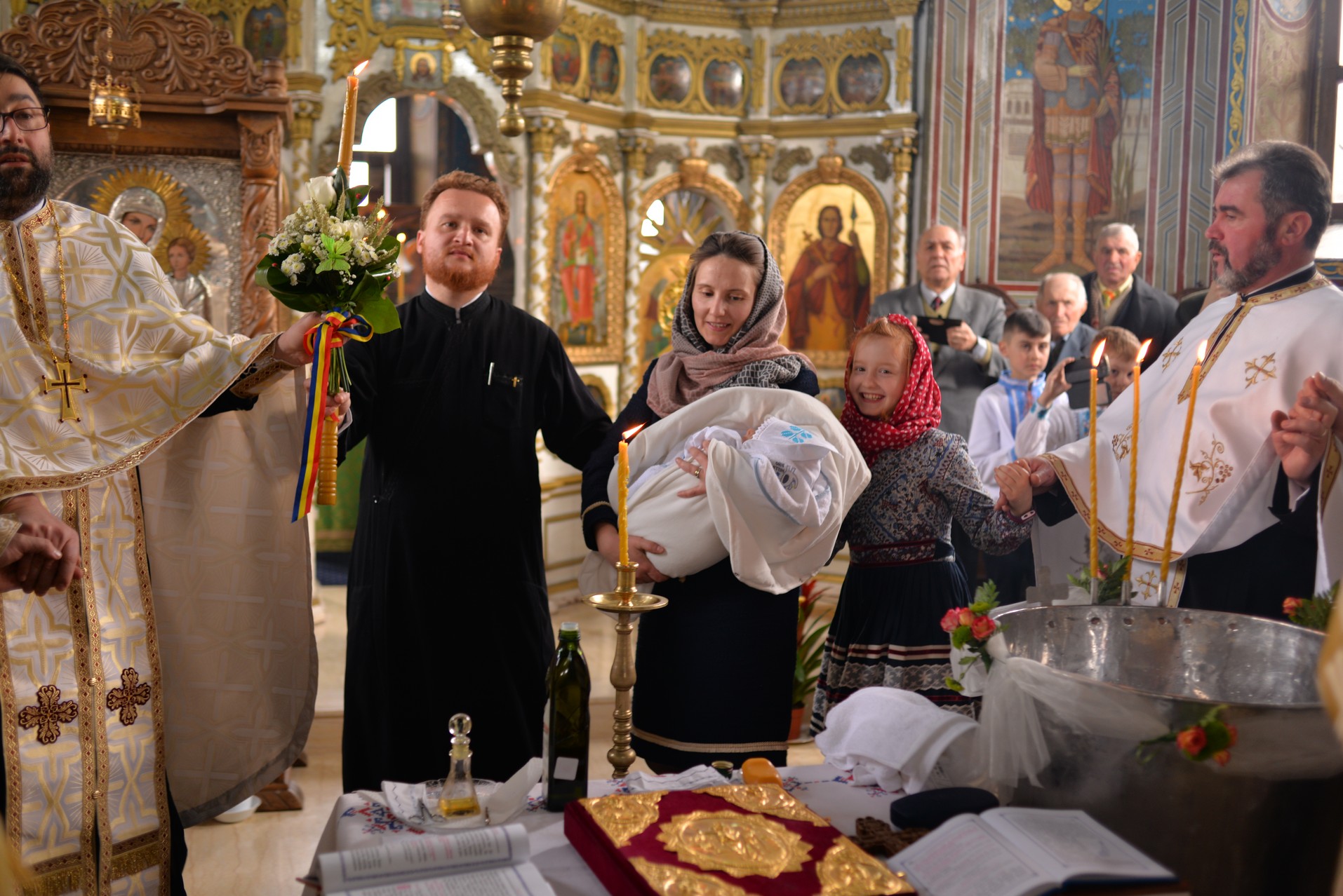 Vizite arhierești în Protopopiatul Hârlău. Al șaptelea copil al preotului Ionuț Găină a primit Taina Botezului