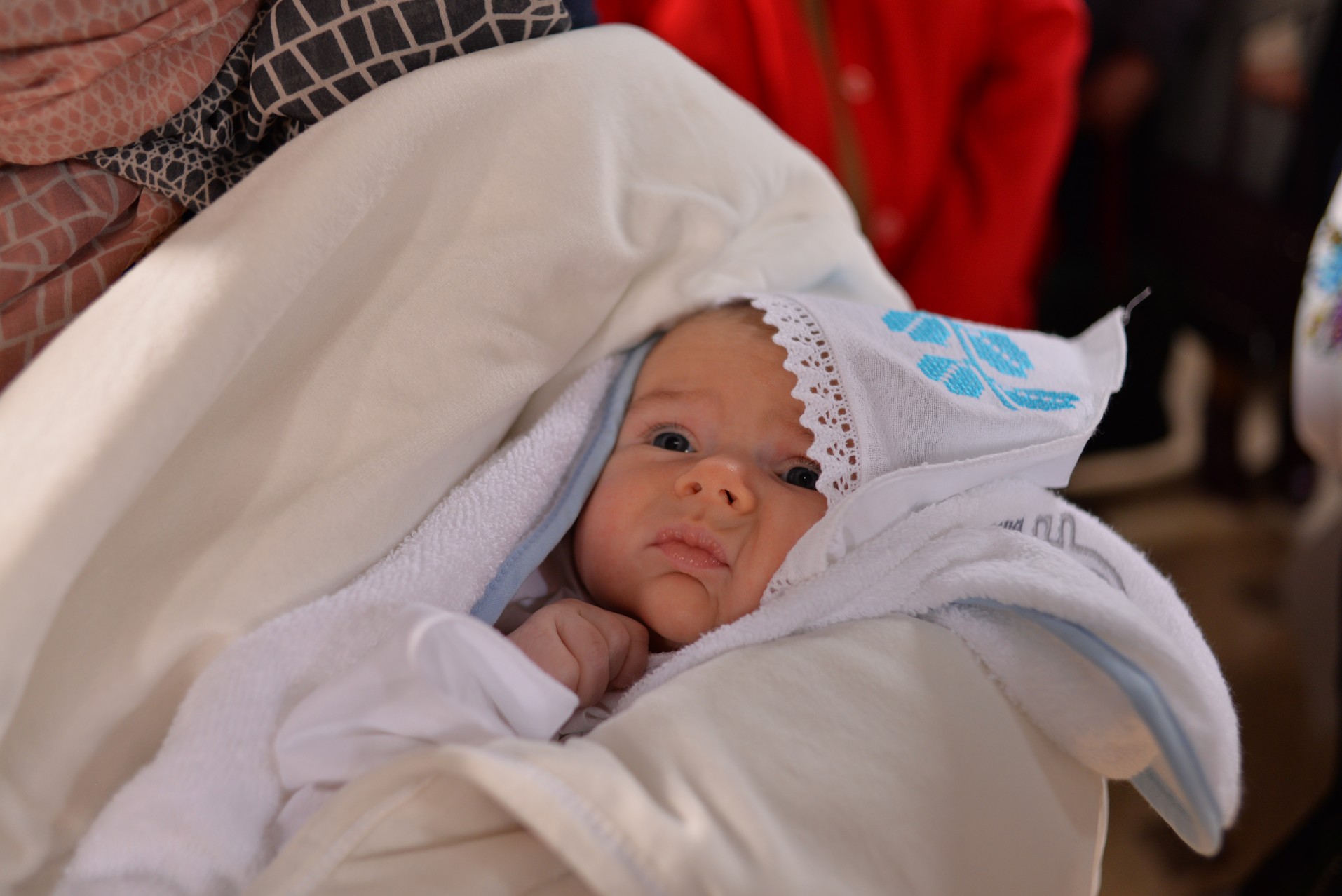 Vizite arhierești în Protopopiatul Hârlău. Al șaptelea copil al preotului Ionuț Găină a primit Taina Botezului