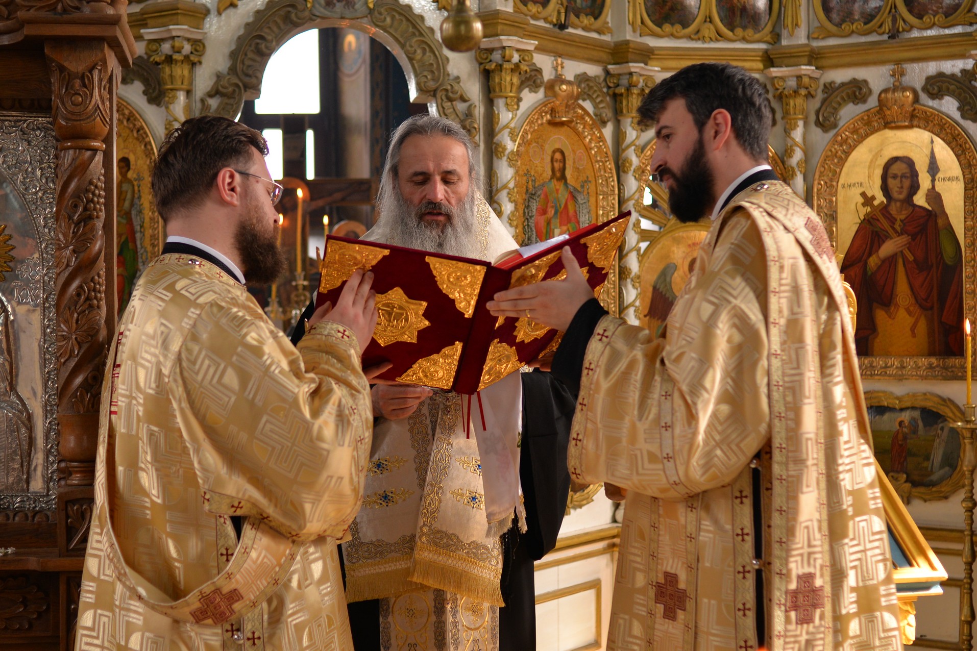 Vizite arhierești în Protopopiatul Hârlău. Al șaptelea copil al preotului Ionuț Găină a primit Taina Botezului