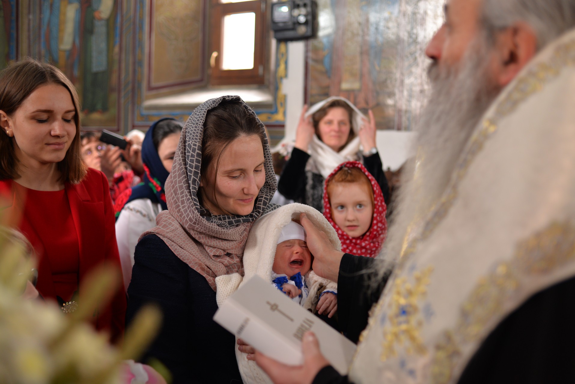 Vizite arhierești în Protopopiatul Hârlău. Al șaptelea copil al preotului Ionuț Găină a primit Taina Botezului