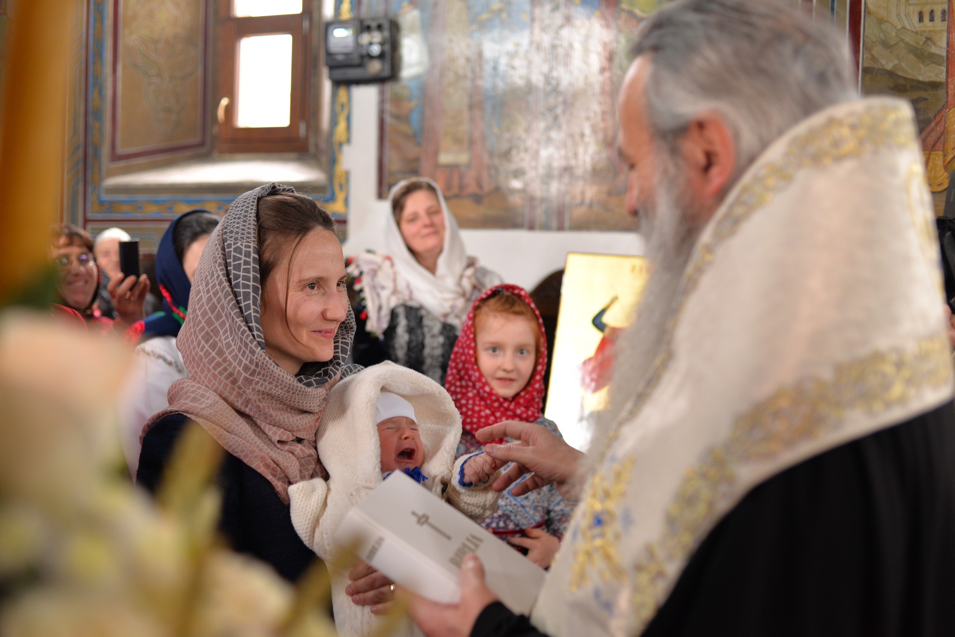 Vizite arhierești în Protopopiatul Hârlău. Al șaptelea copil al preotului Ionuț Găină a primit Taina Botezului