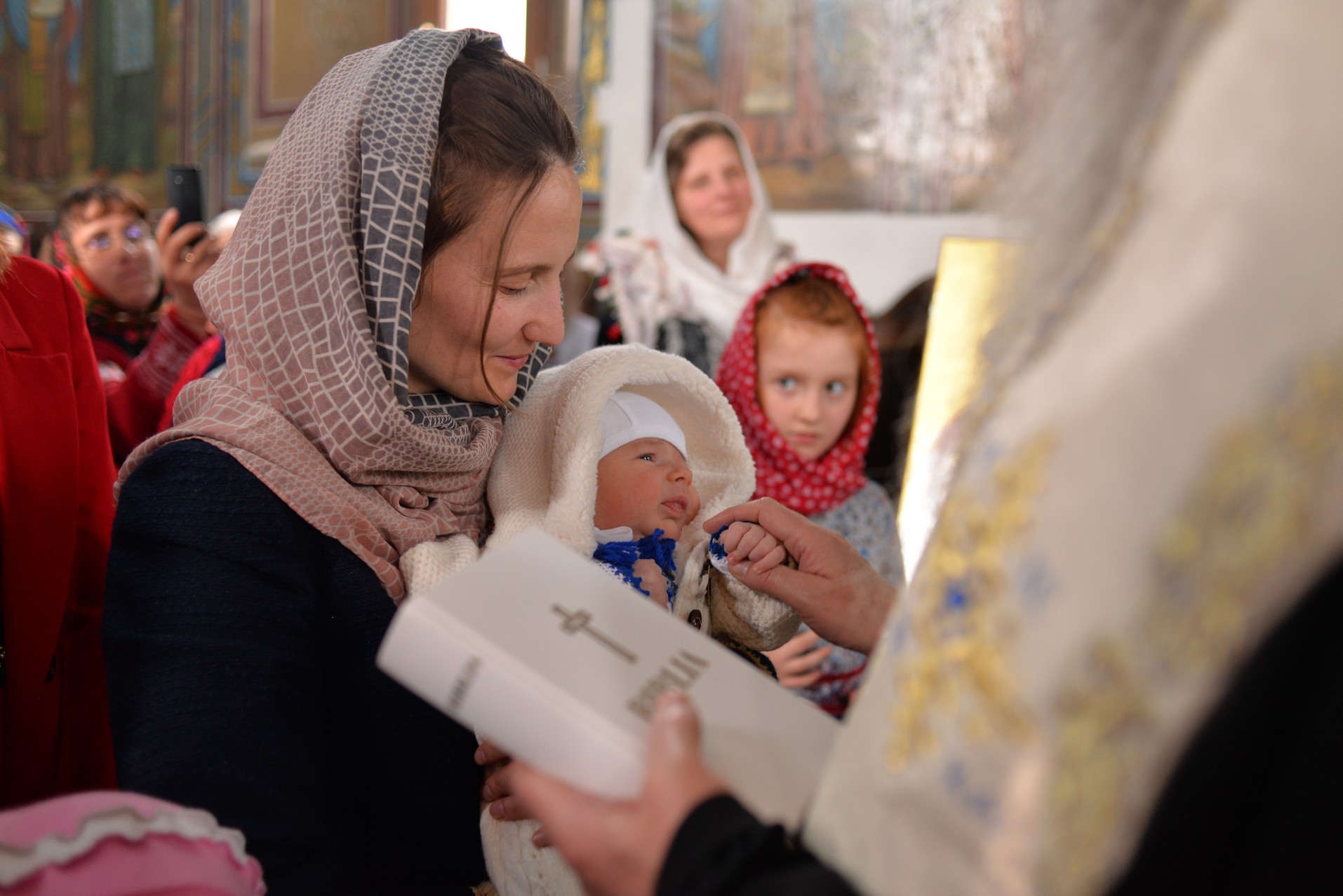 Vizite arhierești în Protopopiatul Hârlău. Al șaptelea copil al preotului Ionuț Găină a primit Taina Botezului