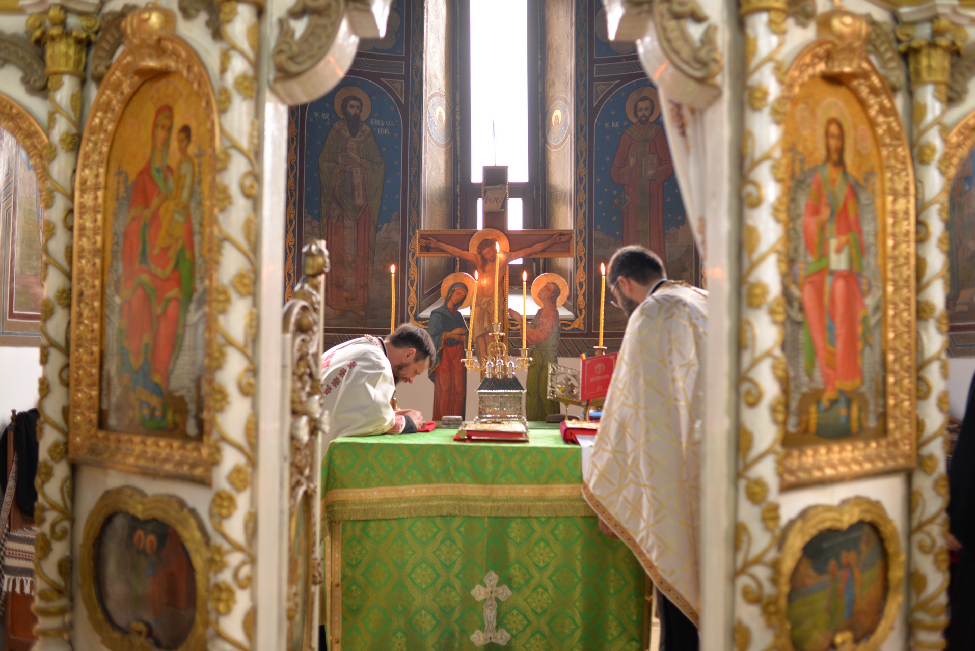 Vizite arhierești în Protopopiatul Hârlău. Al șaptelea copil al preotului Ionuț Găină a primit Taina Botezului