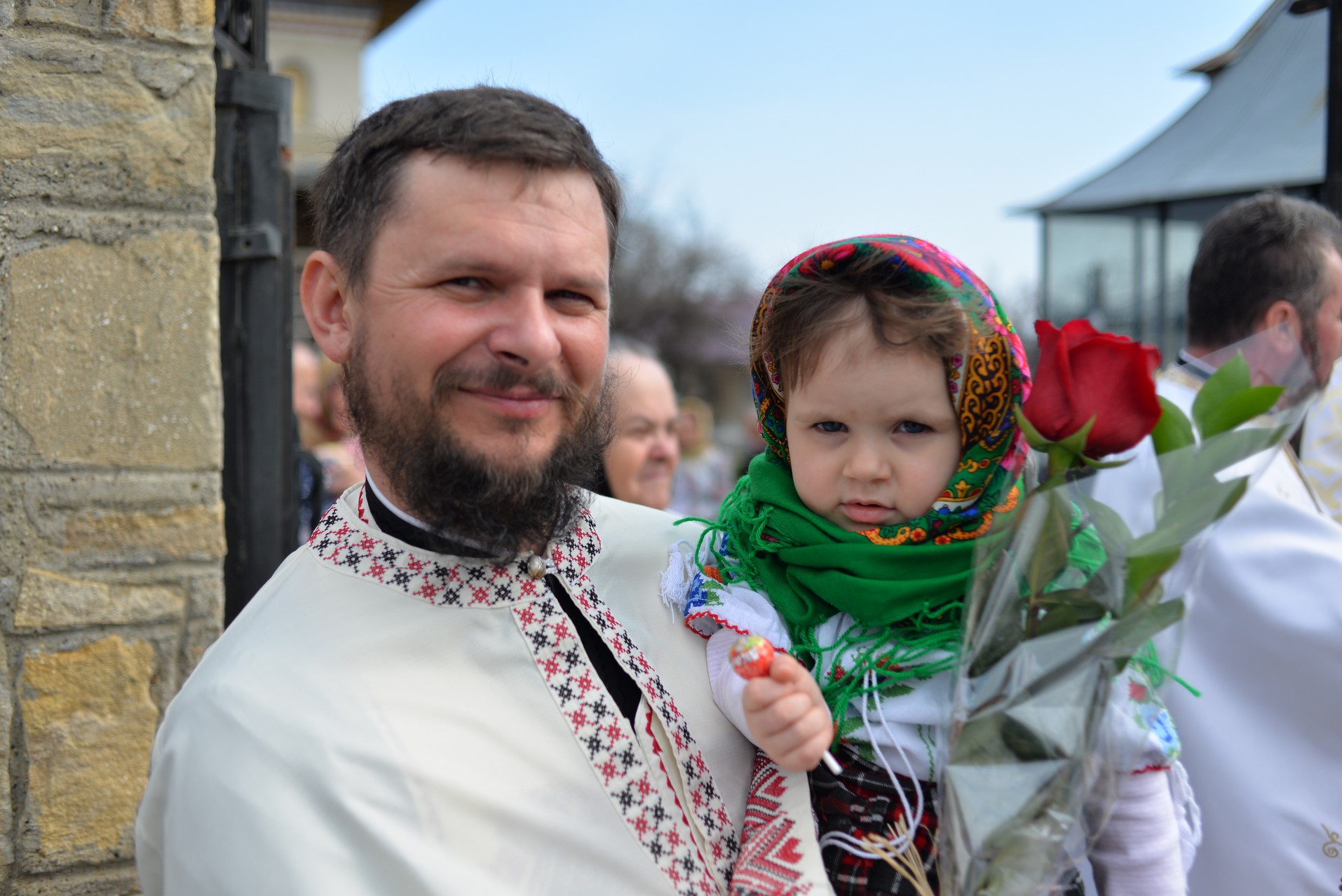 Vizite arhierești în Protopopiatul Hârlău. Al șaptelea copil al preotului Ionuț Găină a primit Taina Botezului