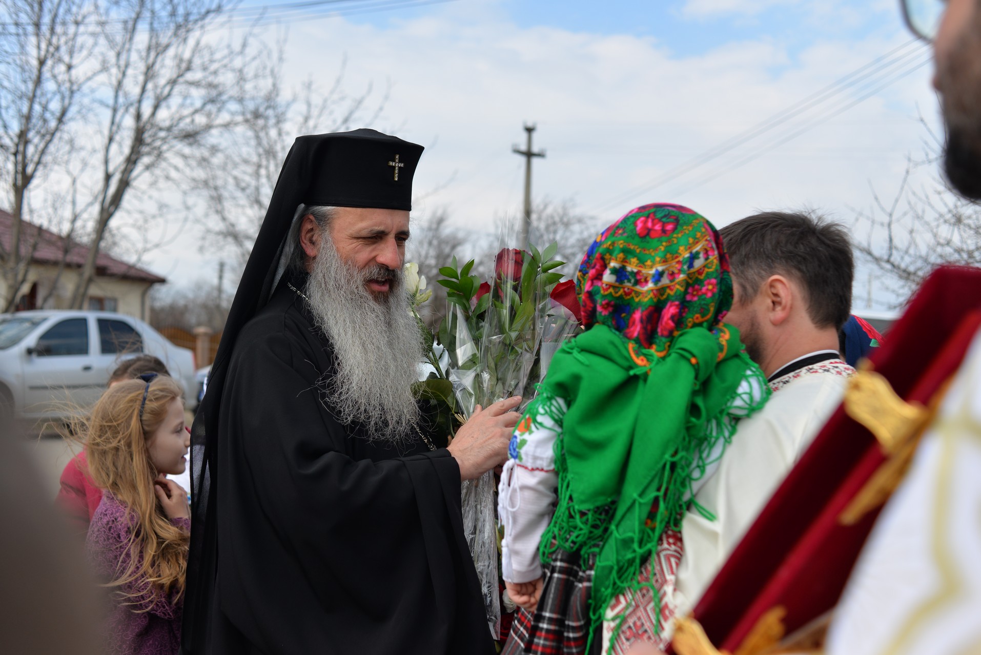 Vizite arhierești în Protopopiatul Hârlău. Al șaptelea copil al preotului Ionuț Găină a primit Taina Botezului