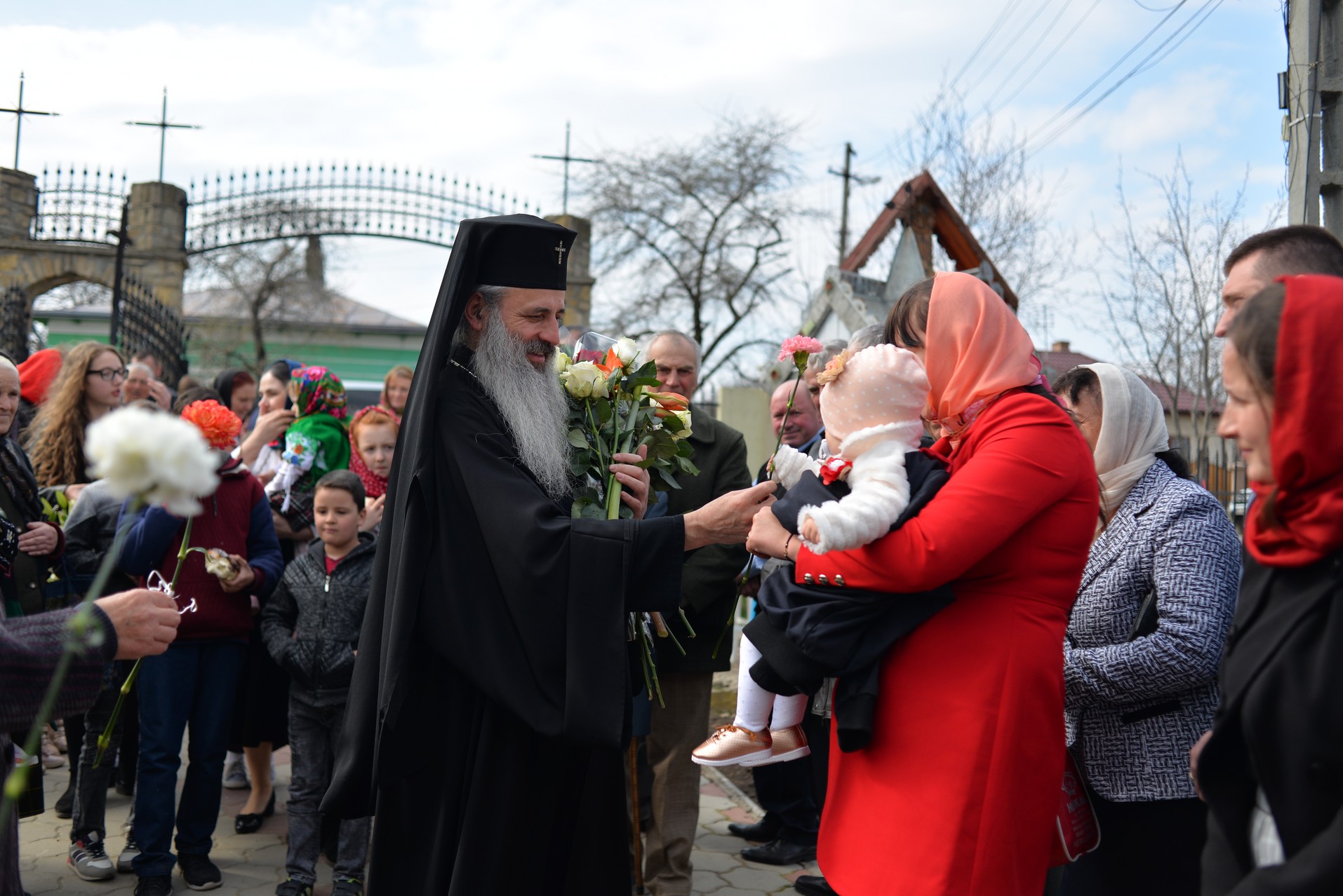 Vizite arhierești în Protopopiatul Hârlău. Al șaptelea copil al preotului Ionuț Găină a primit Taina Botezului