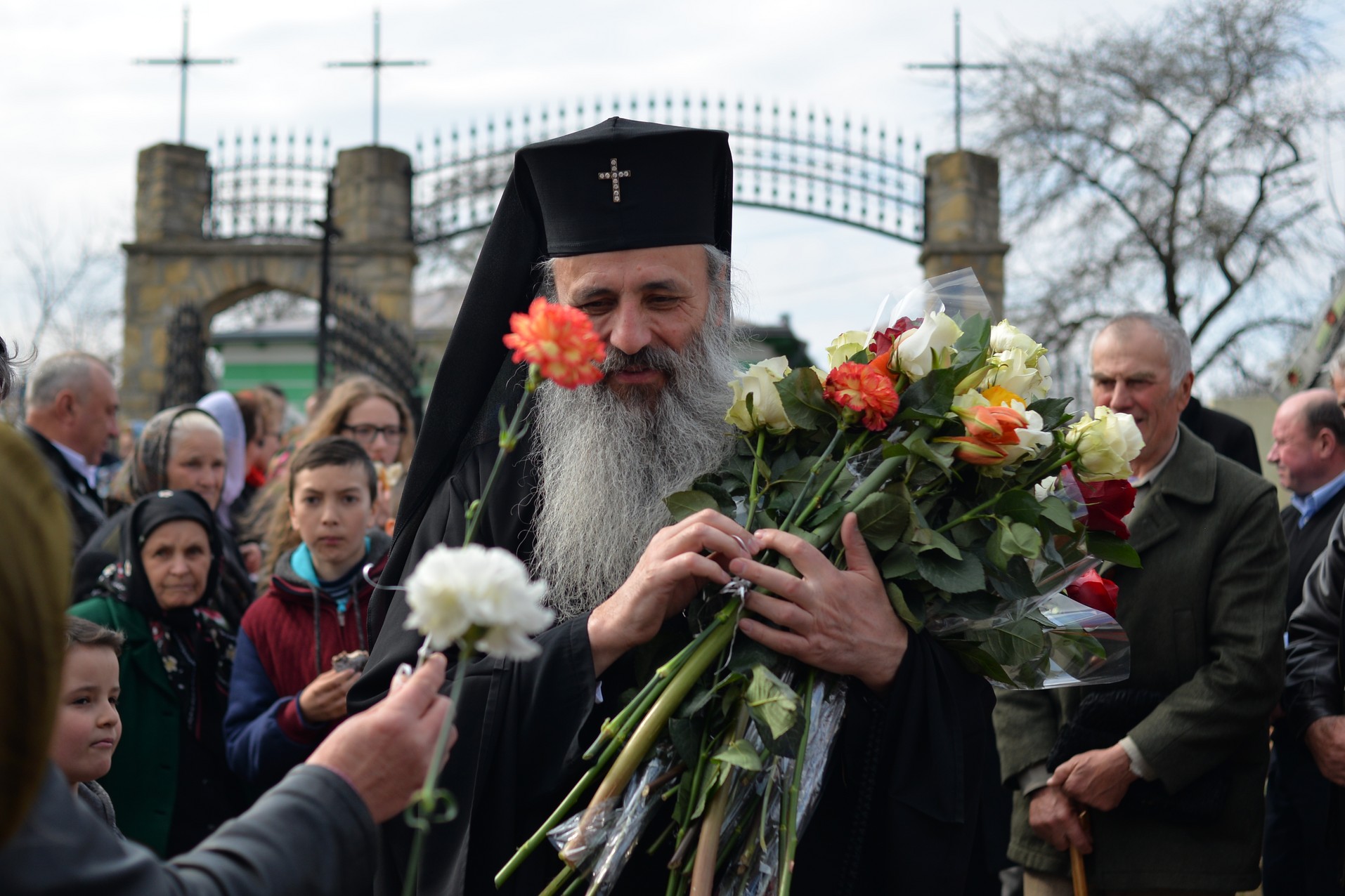 Vizite arhierești în Protopopiatul Hârlău. Al șaptelea copil al preotului Ionuț Găină a primit Taina Botezului