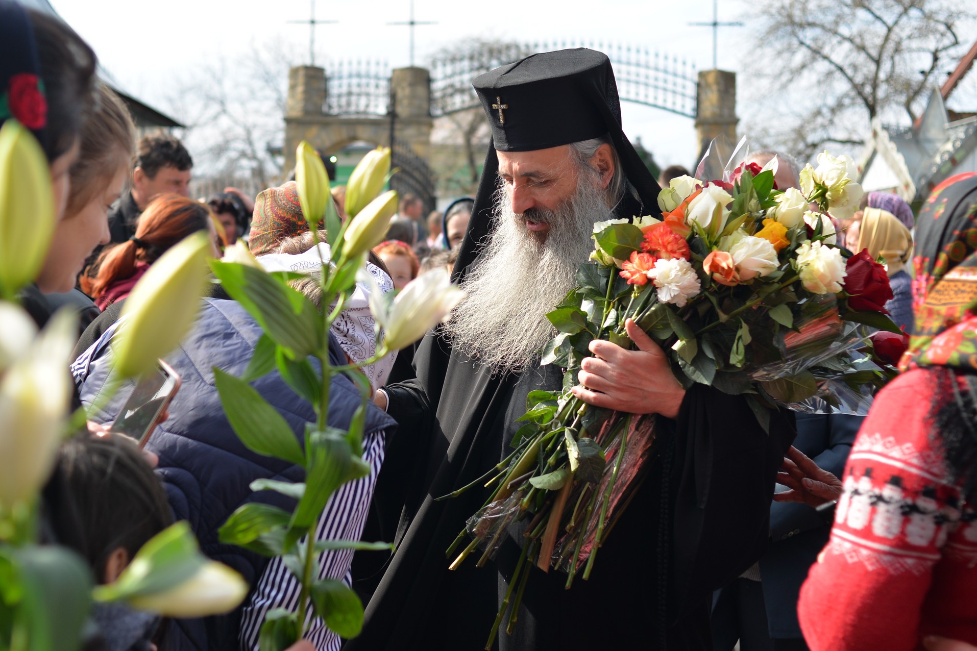 Vizite arhierești în Protopopiatul Hârlău. Al șaptelea copil al preotului Ionuț Găină a primit Taina Botezului