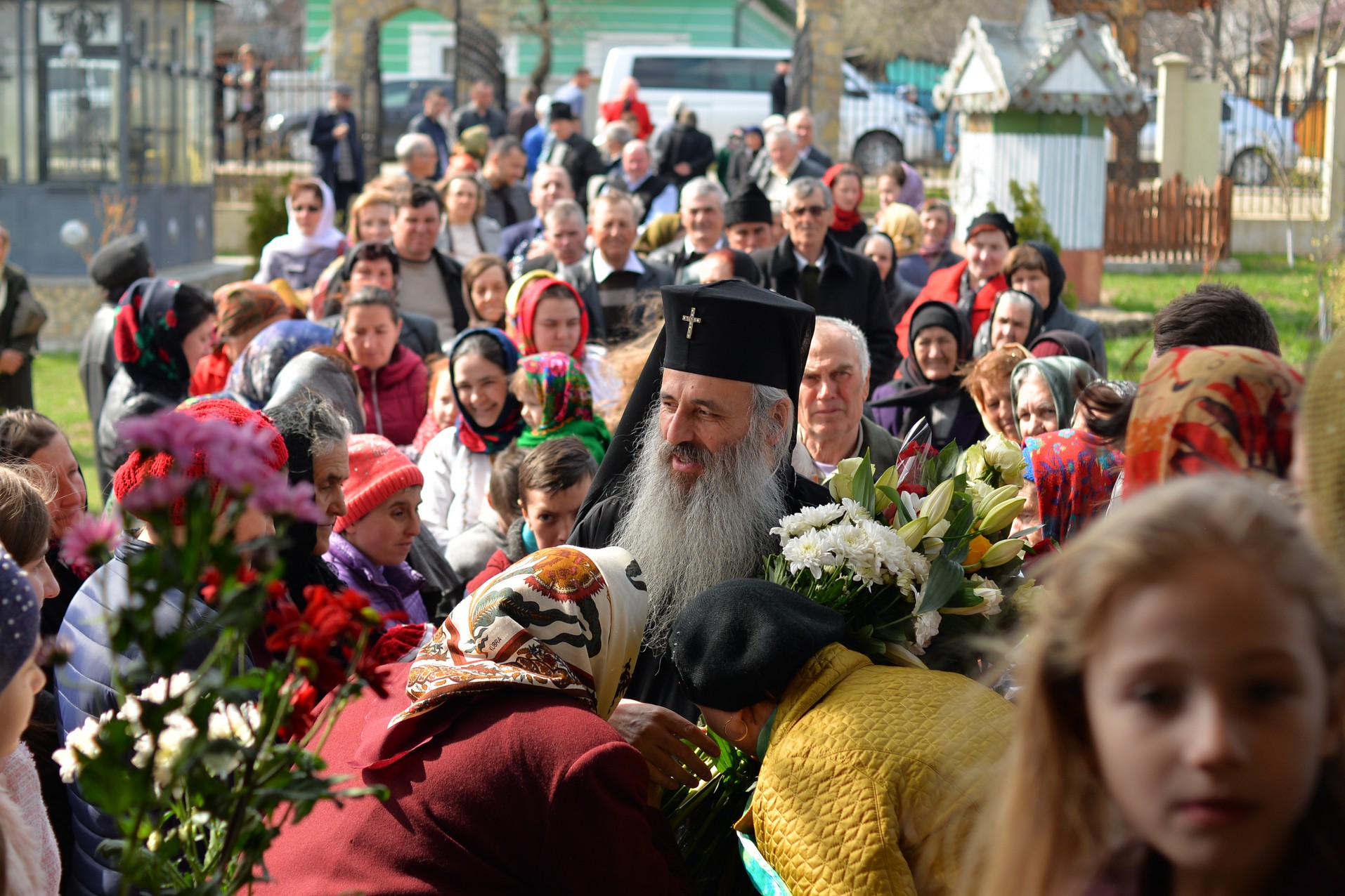 Vizite arhierești în Protopopiatul Hârlău. Al șaptelea copil al preotului Ionuț Găină a primit Taina Botezului