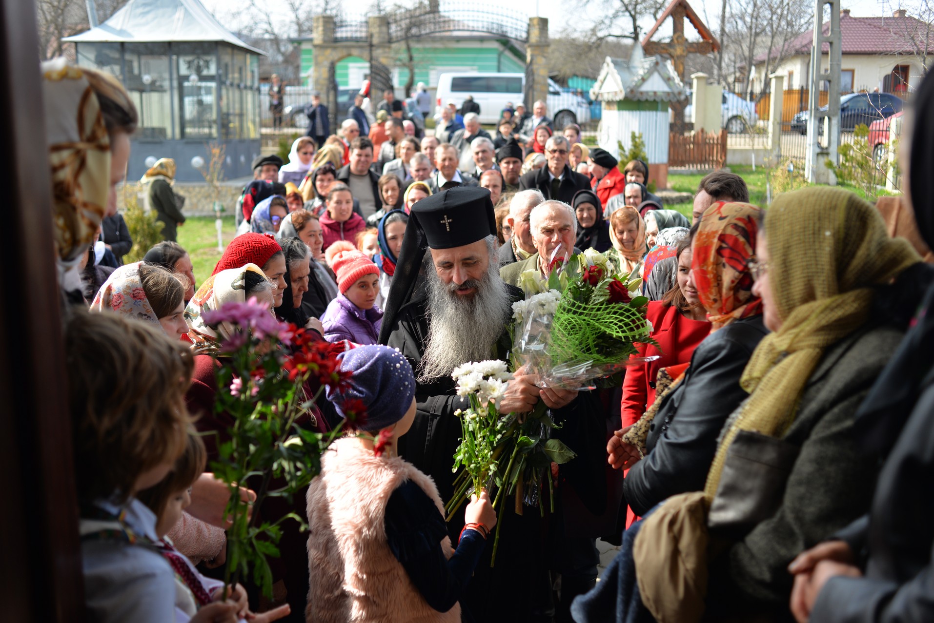 Vizite arhierești în Protopopiatul Hârlău. Al șaptelea copil al preotului Ionuț Găină a primit Taina Botezului