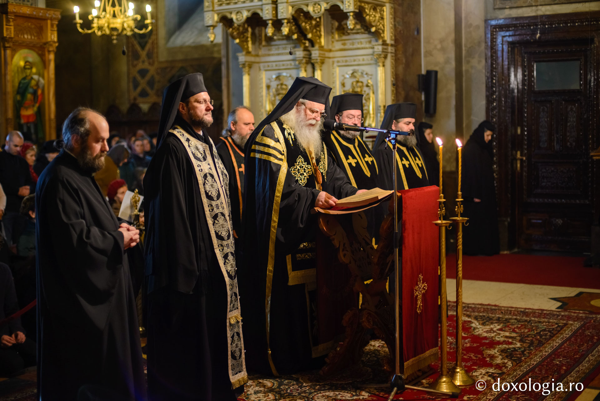 Sute de ieșeni s-au rugat la Catedrala Mitropolitană în cea de-a doua zi a Postului Mare