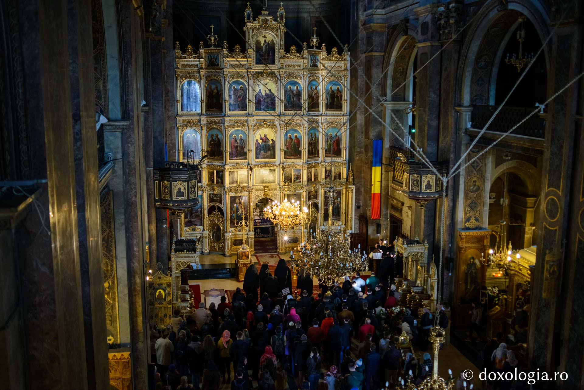 Sute de ieșeni s-au rugat la Catedrala Mitropolitană în cea de-a doua zi a Postului Mare