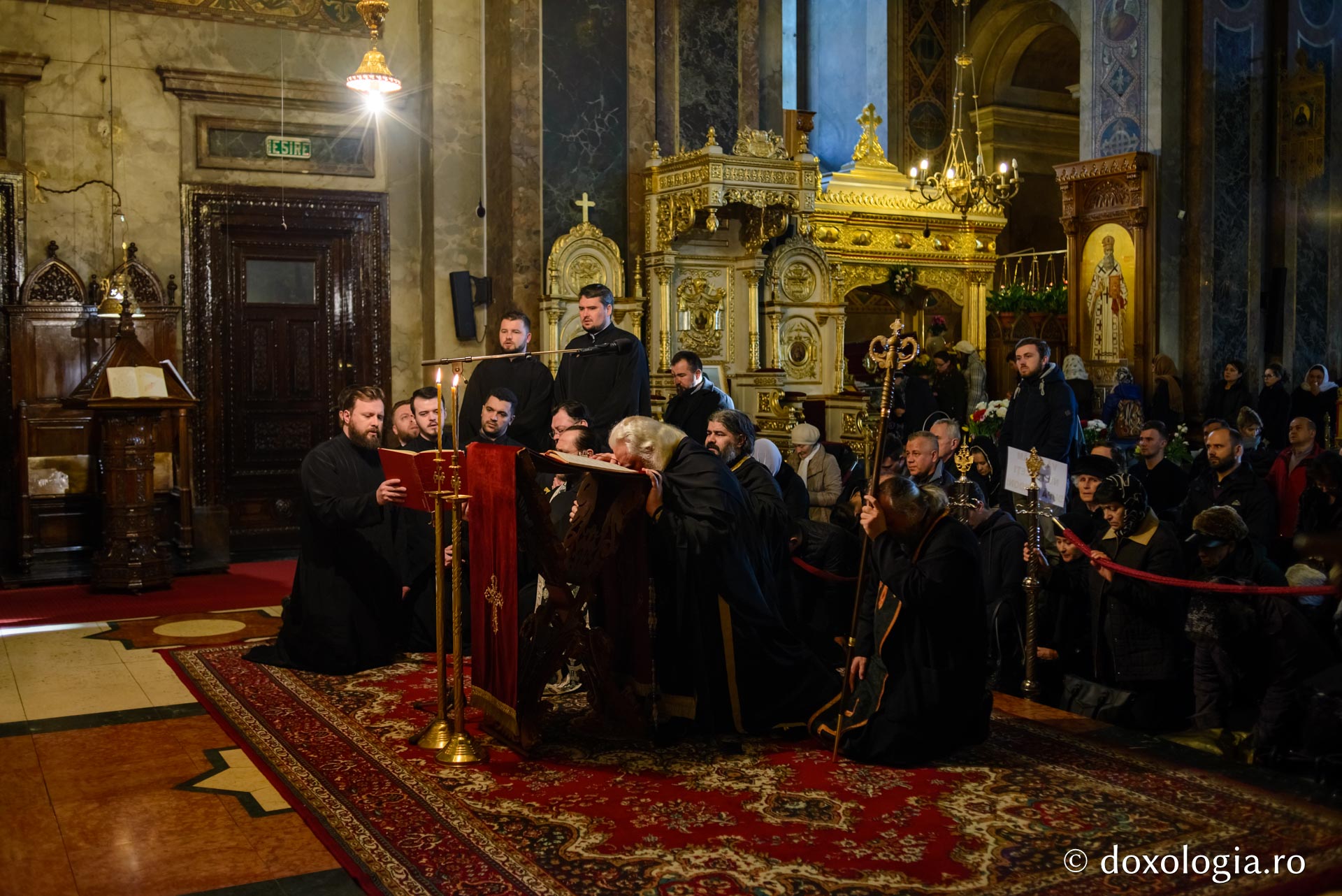 Sute de ieșeni s-au rugat la Catedrala Mitropolitană în cea de-a doua zi a Postului Mare