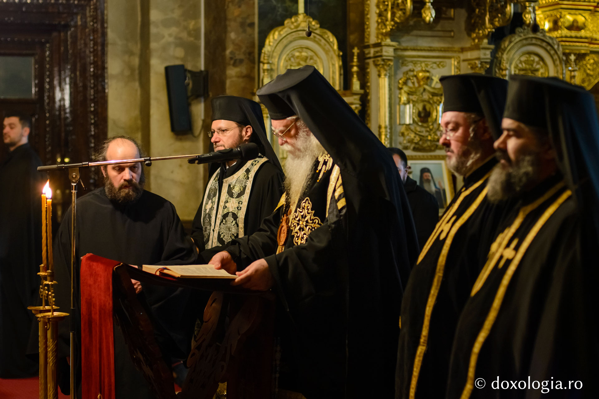 Sute de ieșeni s-au rugat la Catedrala Mitropolitană în cea de-a doua zi a Postului Mare