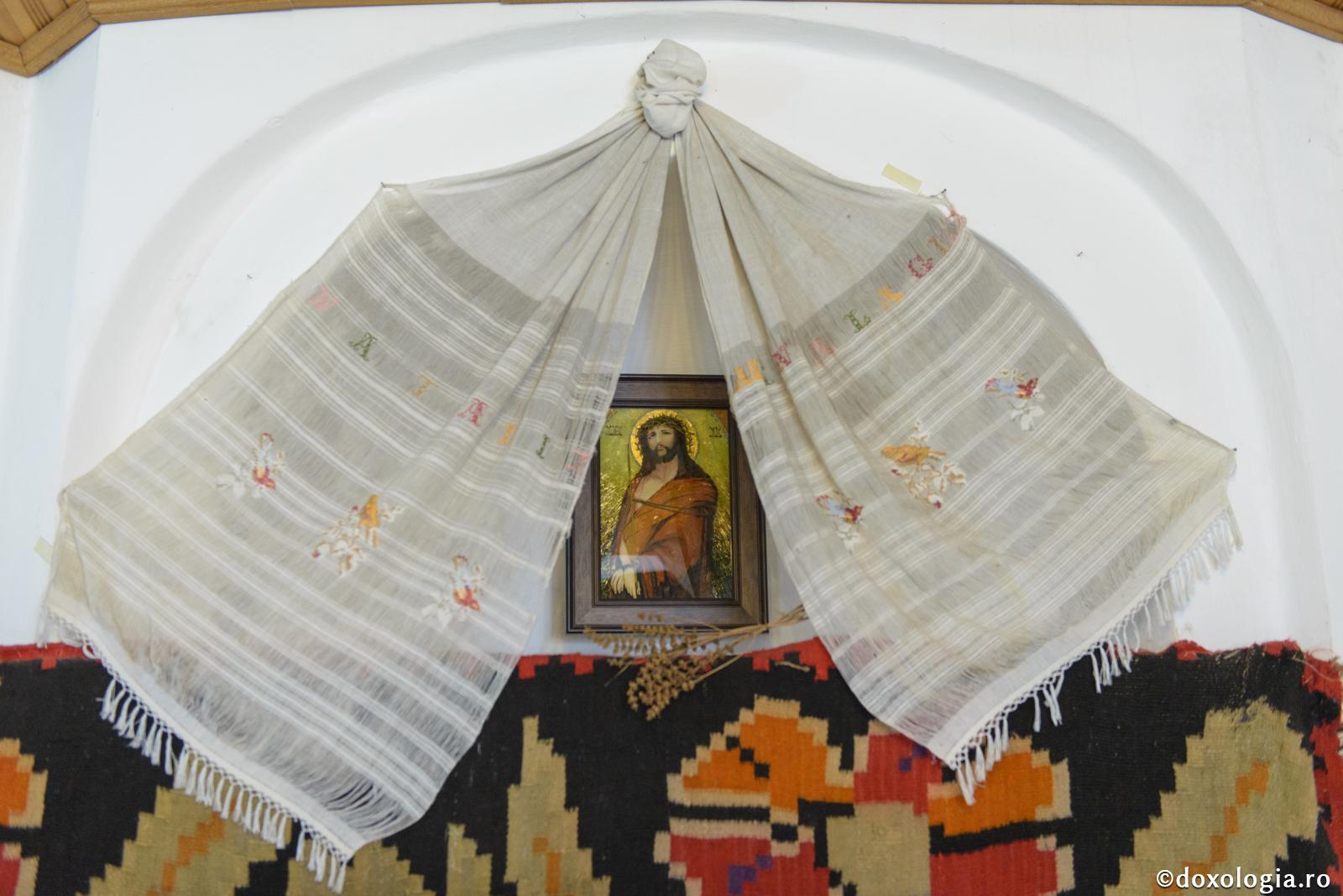 Asprimea din glas împiedică Harul lui Dumnezeu / Foto: Oana Nechifor ștergar la icoană