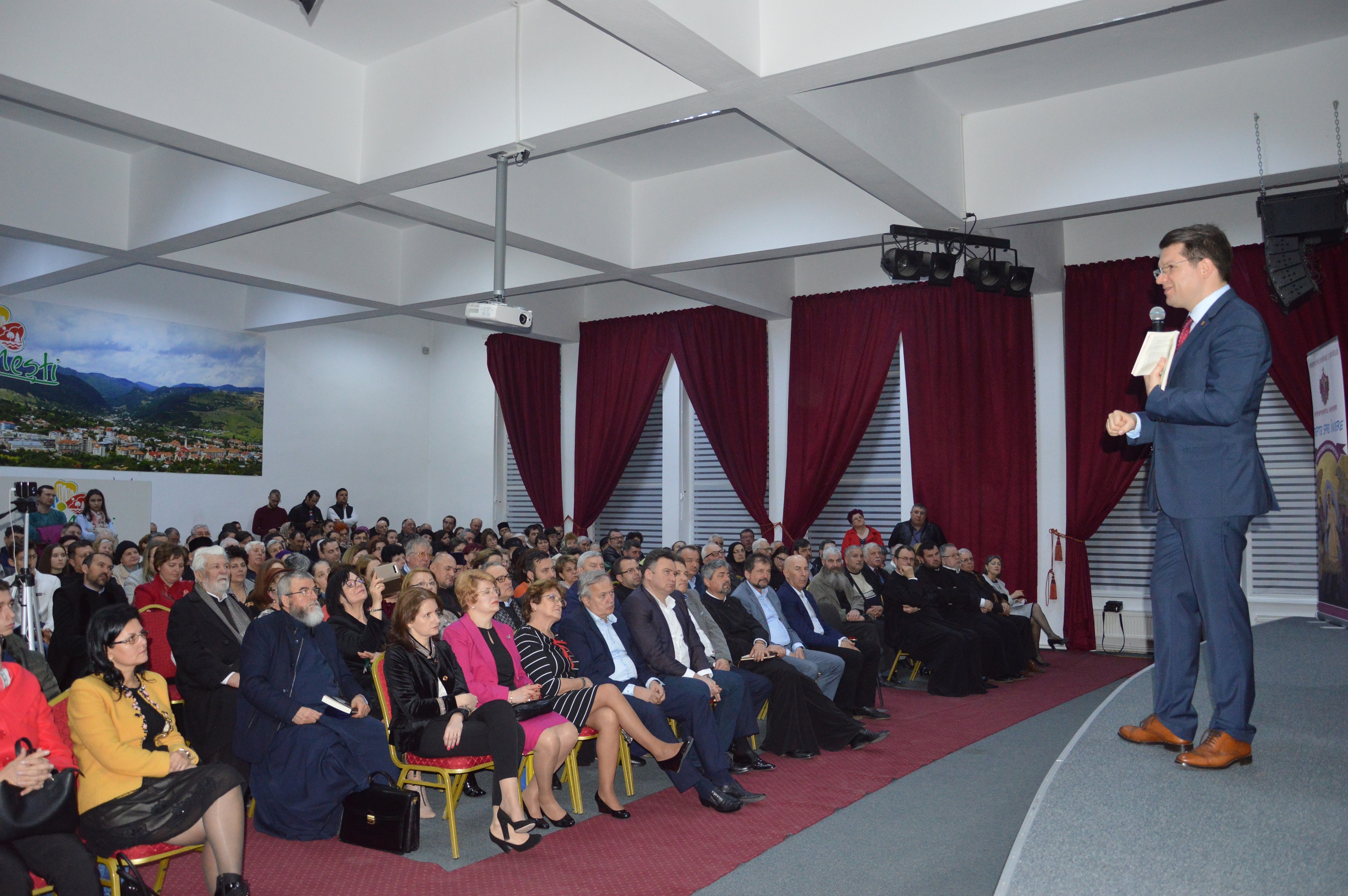 Scriitorul Mihail Neamțu a conferențiat la Moinești