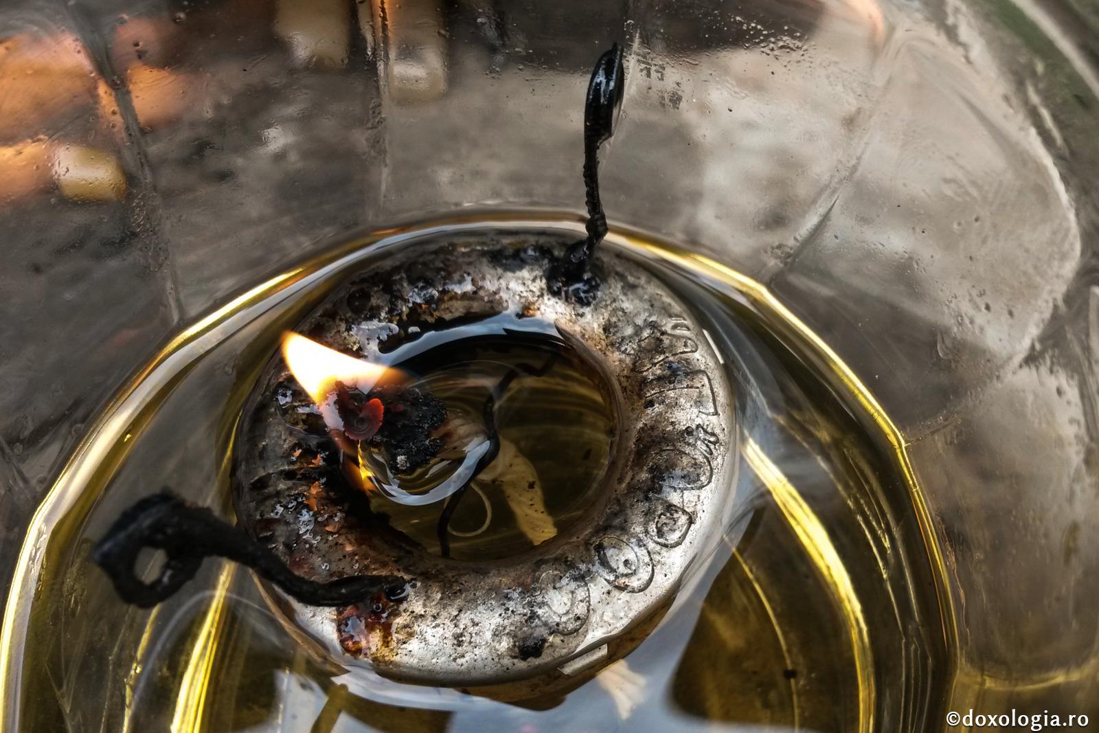 Candela Maicii Domnului a rămas nestinsă vreme de 80 de ani / Foto: Magda Buftea candelă aprinsă