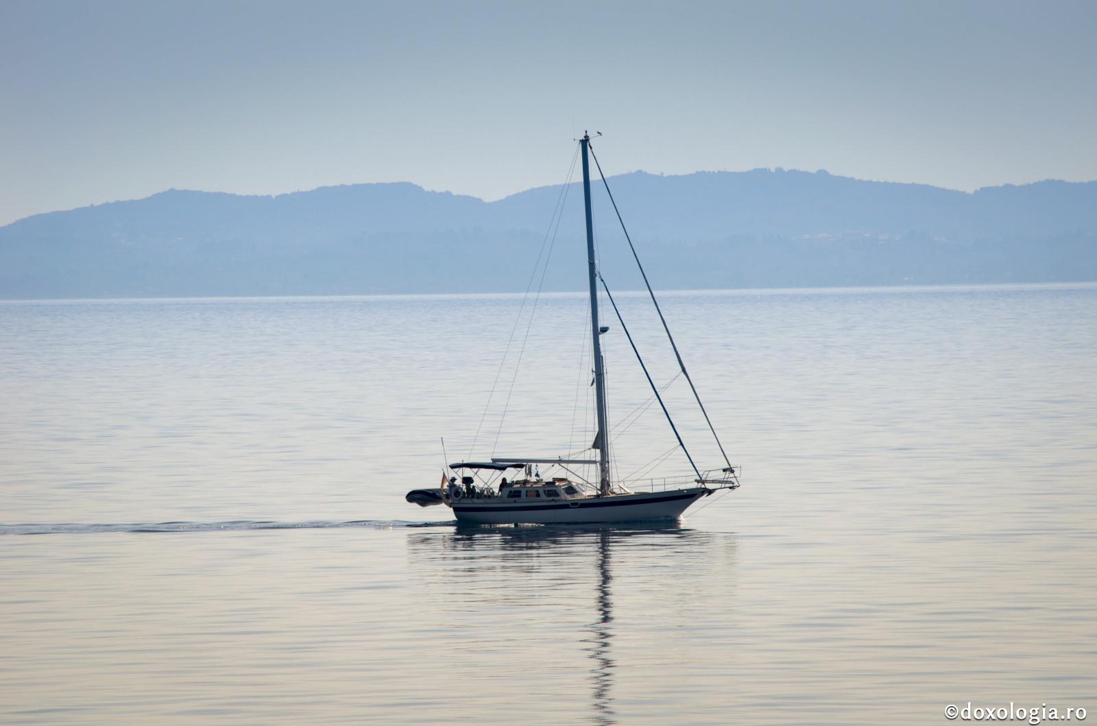 Maica Domnului a trimis ulei Mănăstirii Pantocrator / Foto: Bogdan Zamfirescu barcă pe mare