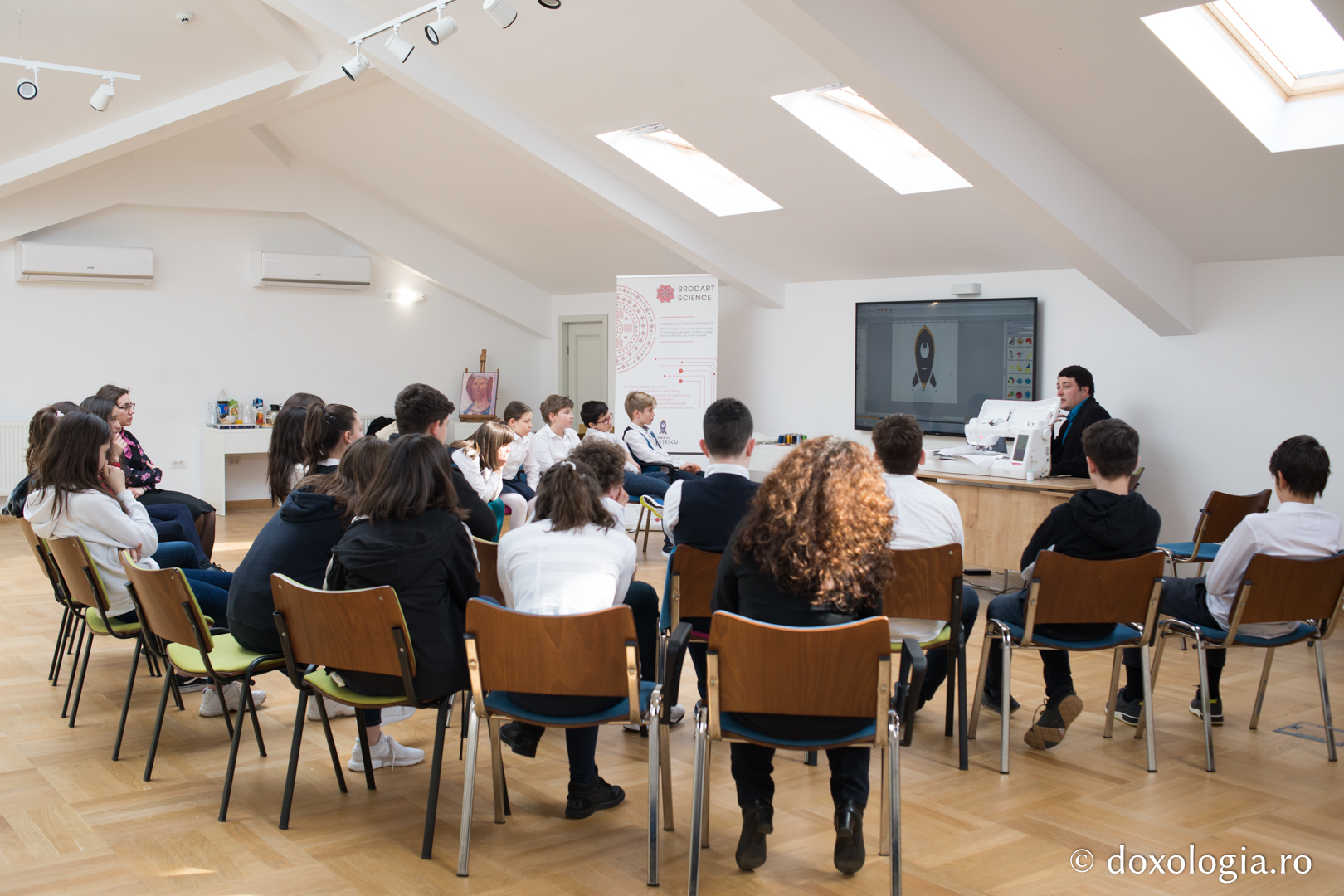 Foto: Bogdan Bulgariu Broderie computerizată – un proiect inedit pentru elevii de gimnaziu și de liceu