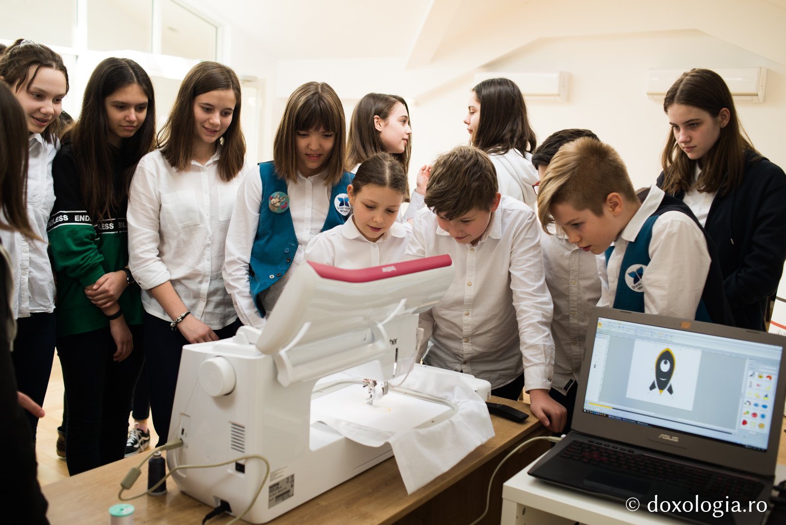Foto: Bogdan Bulgariu Broderie computerizată – un proiect inedit pentru elevii de gimnaziu și de liceu